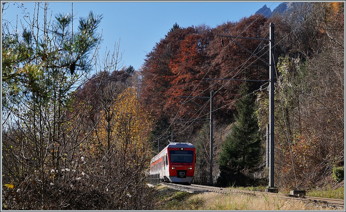 Und nun doch noch eine Gegenlichtbild von dieser Fotostelle: TMR RegionAlps RABe 525 041 (UIC 94 85 7525 041-0 CH-RA) ist von Orsière nach Sembrancher unterwegs und konnte vor Sembrancher bei Kilometer 14 fotogarfiert werden.

6. November 2020 