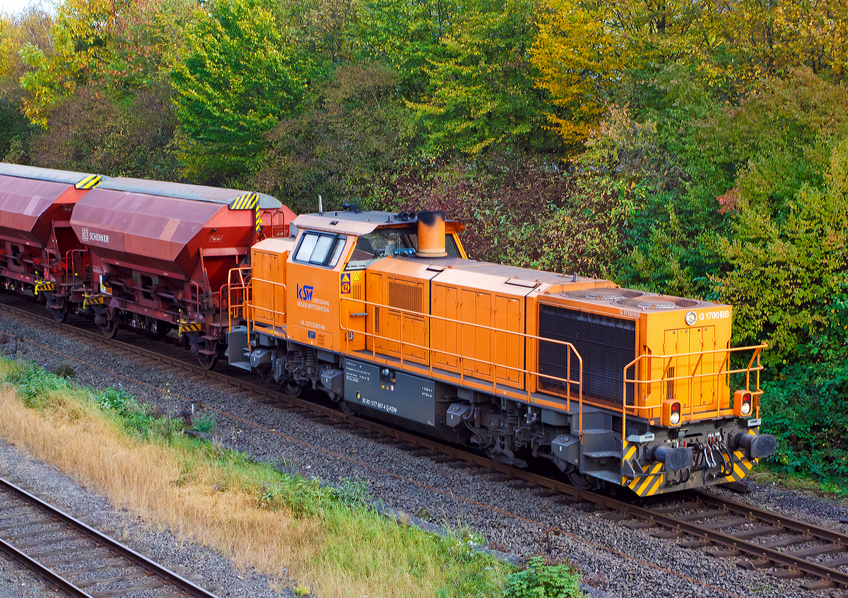 
Und nun nochmals in groß, die Lok 46 (92 80 1277 807-4 D-KSW) der Kreisbahn Siegen-Wittgenstein (KSW) kommt am 08.07.2014 in Herdorf an. 

Die Vossloh G 1700-2 BB wurde 2008 unter der Fabriknummer 5001680 gebaut. 