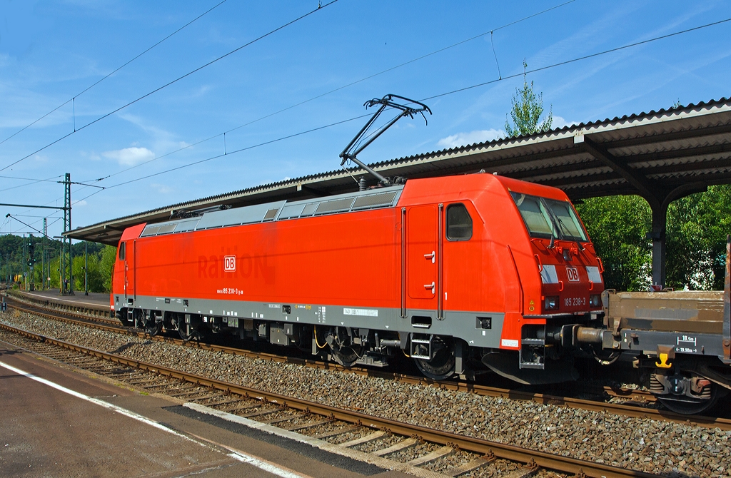 Und weil das Licht so toll ist noch ein Nachschu� auf die....
185 238-3  der DB Schenker Rail f�hrt am 22.08.2013 mit einem gem. G�terzug durch Betzdorf (Sieg) in Richtung K�ln.
