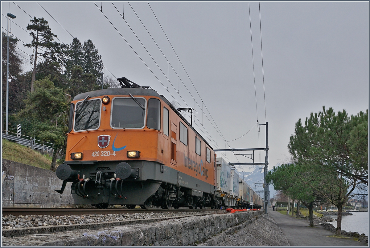 Und wieter geht die Fhrt: die SBB Re 420 320-4 (UIC 91 85 4420 320-4 CH-SBBC) auf dem Weg Richtung Lausanne bei Villeneuve.
5. Feb. 2018