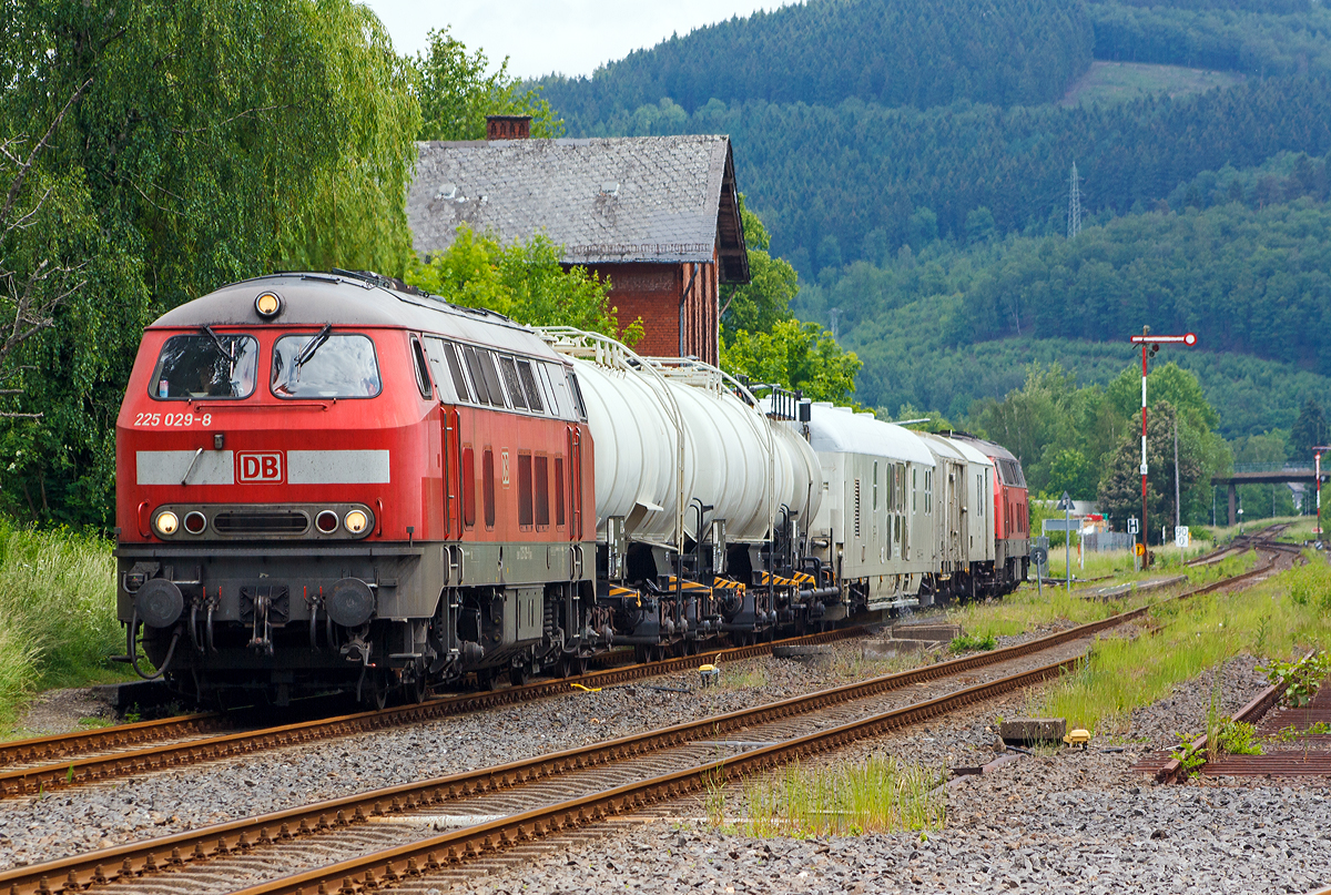 
Unkrautbek�mpfungszug (Spritzzug) auf der Hellertatbahn (KBS 462) am 02.06.2012 in Herdorf. Der Zug bestand aus: Diesellok 225 029-8, 2 Wasserwagen , Spritzmittelwagen (60 80 092 4 541-6), Spritzwagen (60 80 092 3 019-4), Ger�tewagen (60 80 092 3 881-7), Wohnwerkstattwagen (60 80 092 3 847-8) und am Schlu� Diesellok 225 117-8