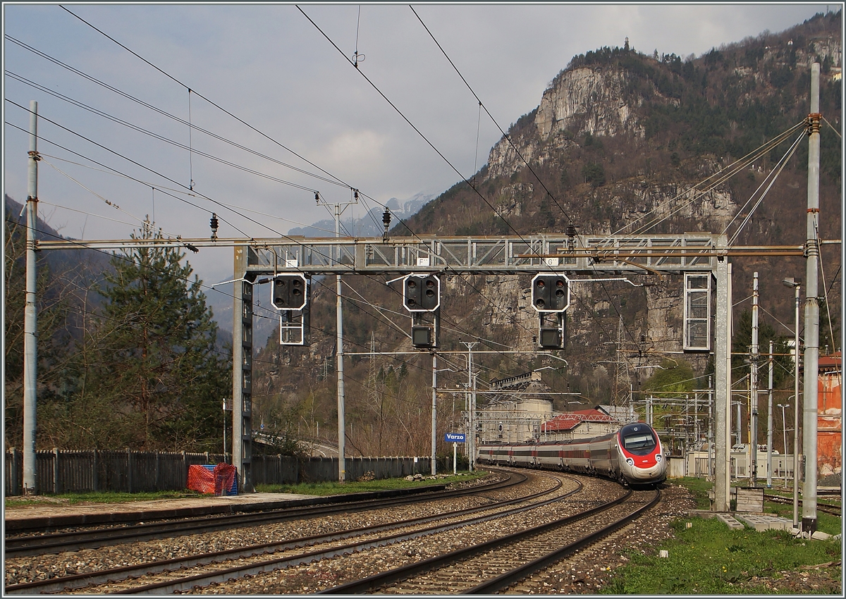 Unter der dominanten Signalbr�cke erreicht der EC 37, von Gen�ve nach Venezia unterwegs, den Bahnhof Varzo.
11. April 2015