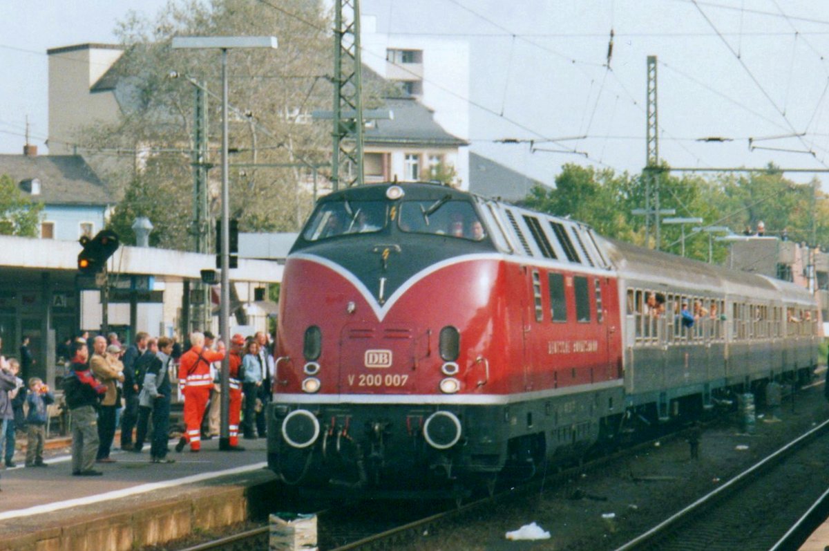 V 200 007 verlässt Limburg (Lahn) mit ein Sonderzug am 2 Oktober 2002. 
