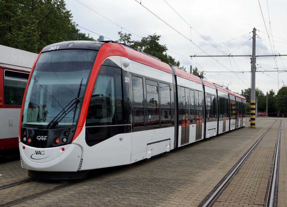 VAG: Die neuste Strassenbahn URBO 100 301 (2015) der Freiburger Verkehrs AG, aufgenommen am 3. September 2015.
Foto: Walter Ruetsch 