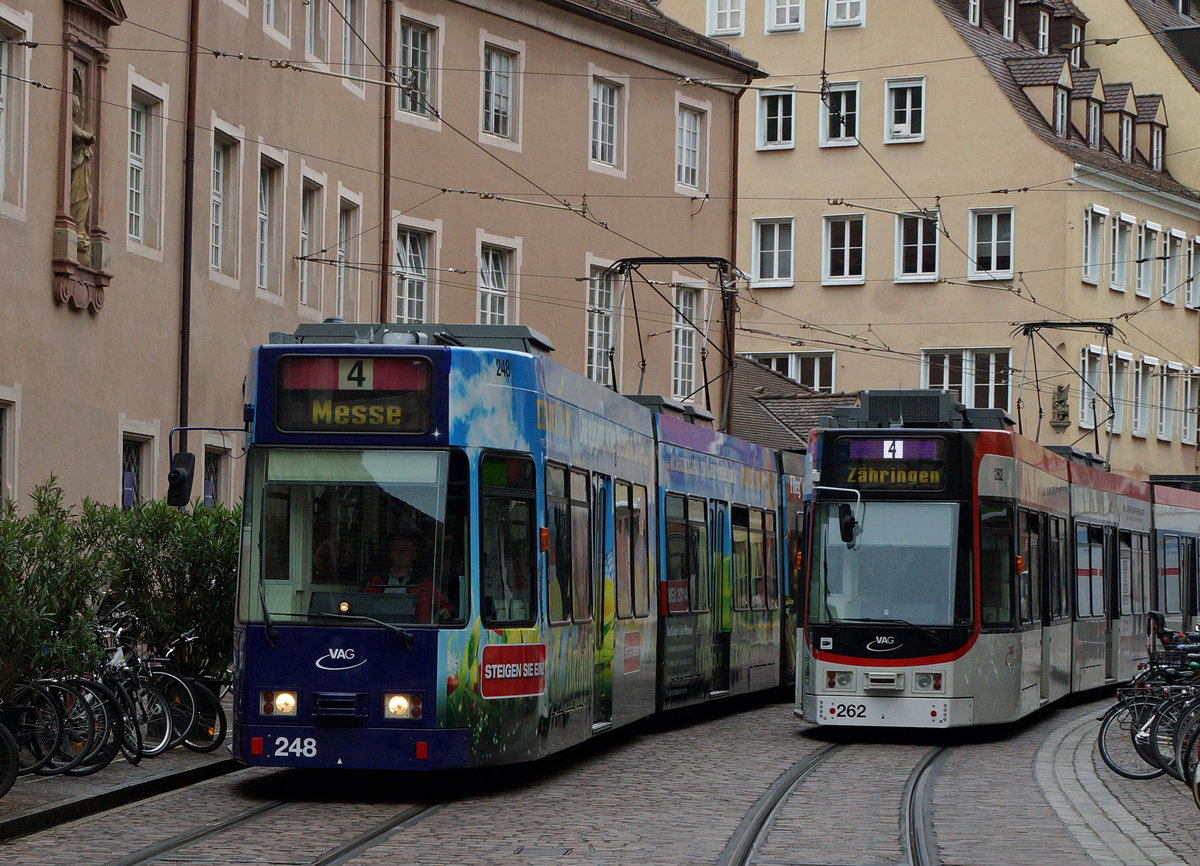 VAG: Zufallsaufnahme einer Zugskreuzung von zwei 26 GT 8 Z Zweiwegsfahrzeugen der Linie 4 nach den Endhalten Messe bzw. Z�hringen am 21. Juni 2016. Besonders zu beachten sind die R�ckspiegel der Front- und Schlussansicht.
Foto: Walter Ruetsch