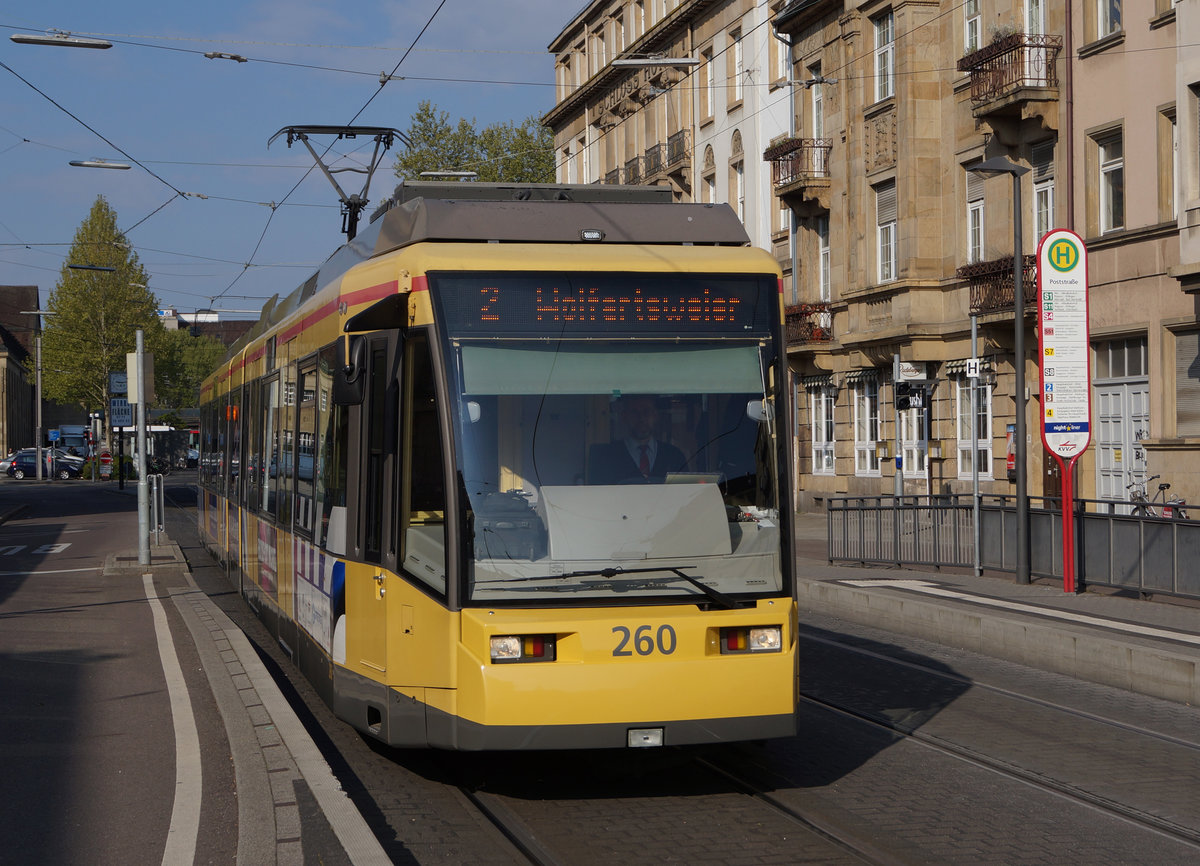 VBK: Strassenbahntriebwagen 260 der Linie 2 auf der Fahrt nach Wolfartsweier beim Passieren der Poststrasse am 29. April 2017.
Lange Zeit wusste ich gar nicht, dass Stefan Wohlfahrt in Baden-W�rttemberg einen eigenen Weiher mit Strassenbahnanschluss besitzt.
Foto: Walter Ruetsch 