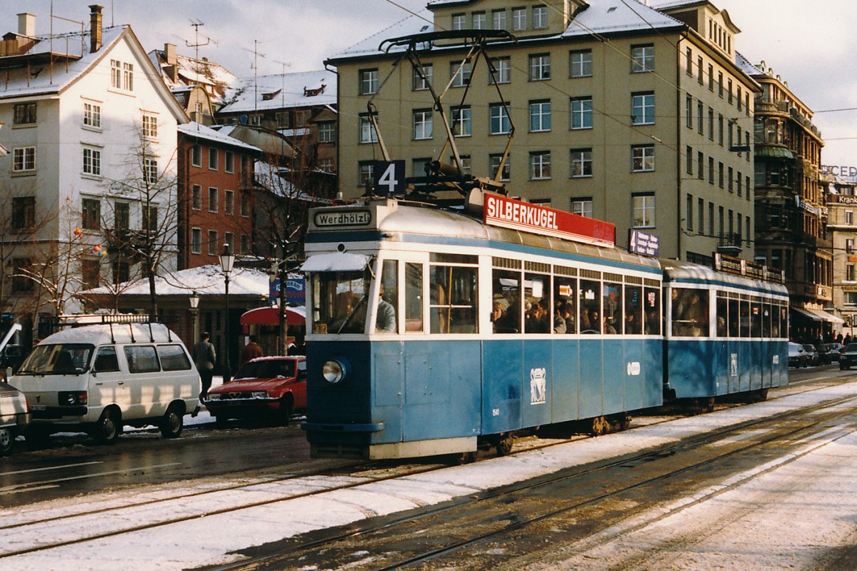 VBZ: Be 4/4 1501-1518 (1941-1943) + B 4 der Linie 4 auf der Fahrt zum Werdh�lzli im Dezember 1985. 
Foto: Walter Ruetsch