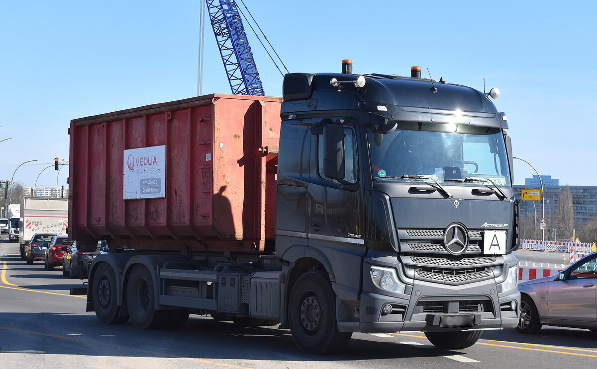 Veolia Umweltservice Ost GmbH mit einem MB ACTROS F 2546 Abrollkipper am 03.03.25 Berlin Marzahn.