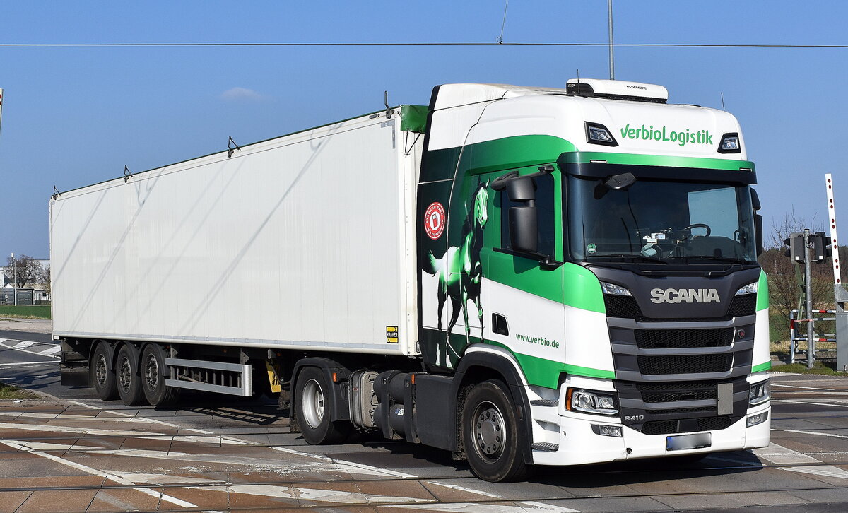 VERBIO Logistik GmbH mit einem Sattelzug mit SCANIA R 410 Zugmaschine am 19.03.26 Bahnübergang Rodleben.
