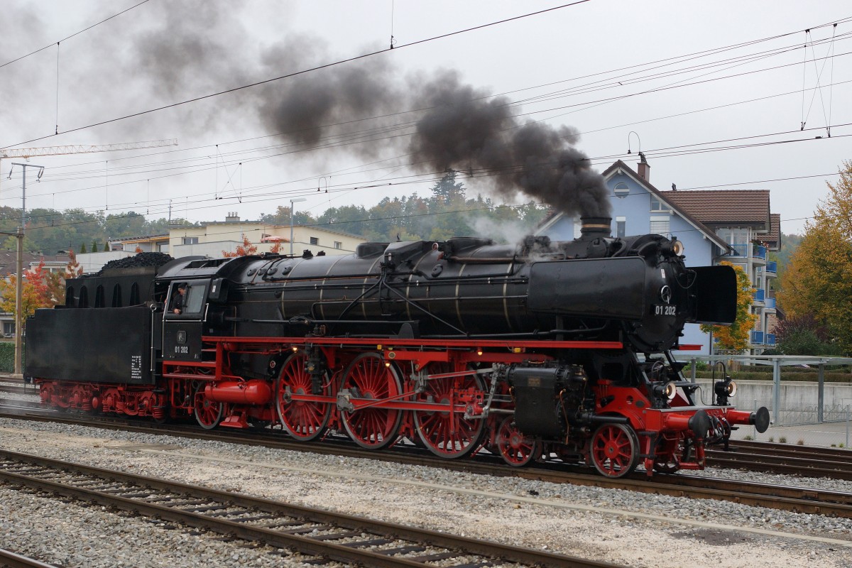 Verein Pacific 01 202: Tag der offenen Remisentore mit 01 202 und DBB Ec 3/5 5810 in Lyss am 10. Oktober 2015.
Foto: Walter Ruetsch