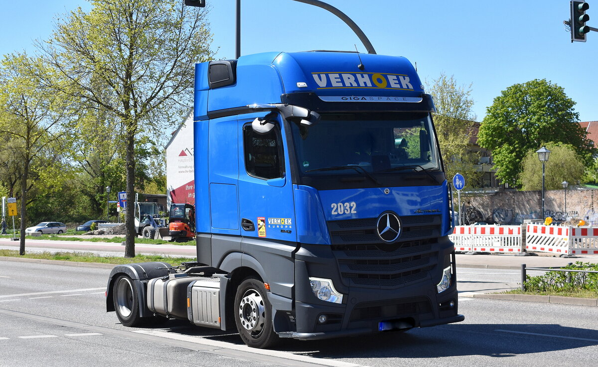 VERHOEK EUROPE mit einer MB ACTROS L 1842 Zugmaschine am 29.04.26 Höhe Brandenburg Hbf.
