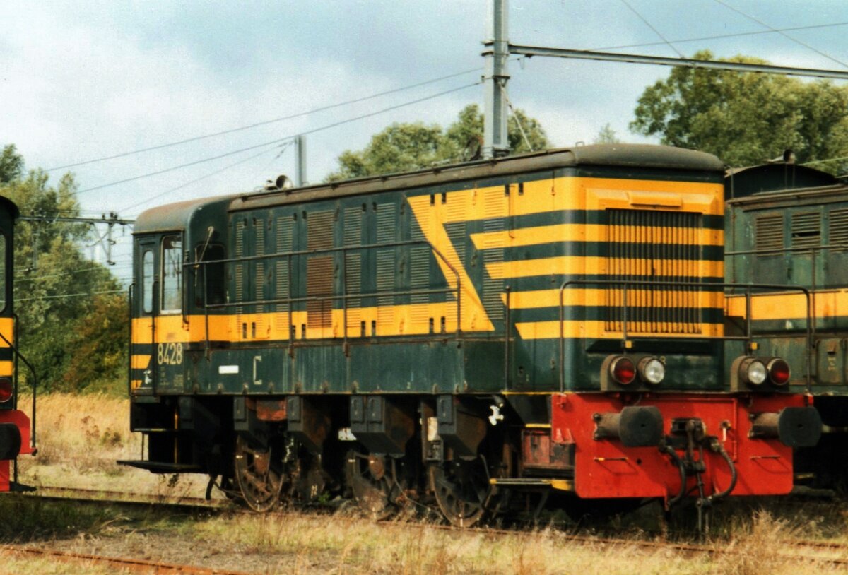 Verschiebelok 8428 steht am 12 September 2004 in Saint-Ghislain und is bei der PFT-TSP erhalten geblieben.