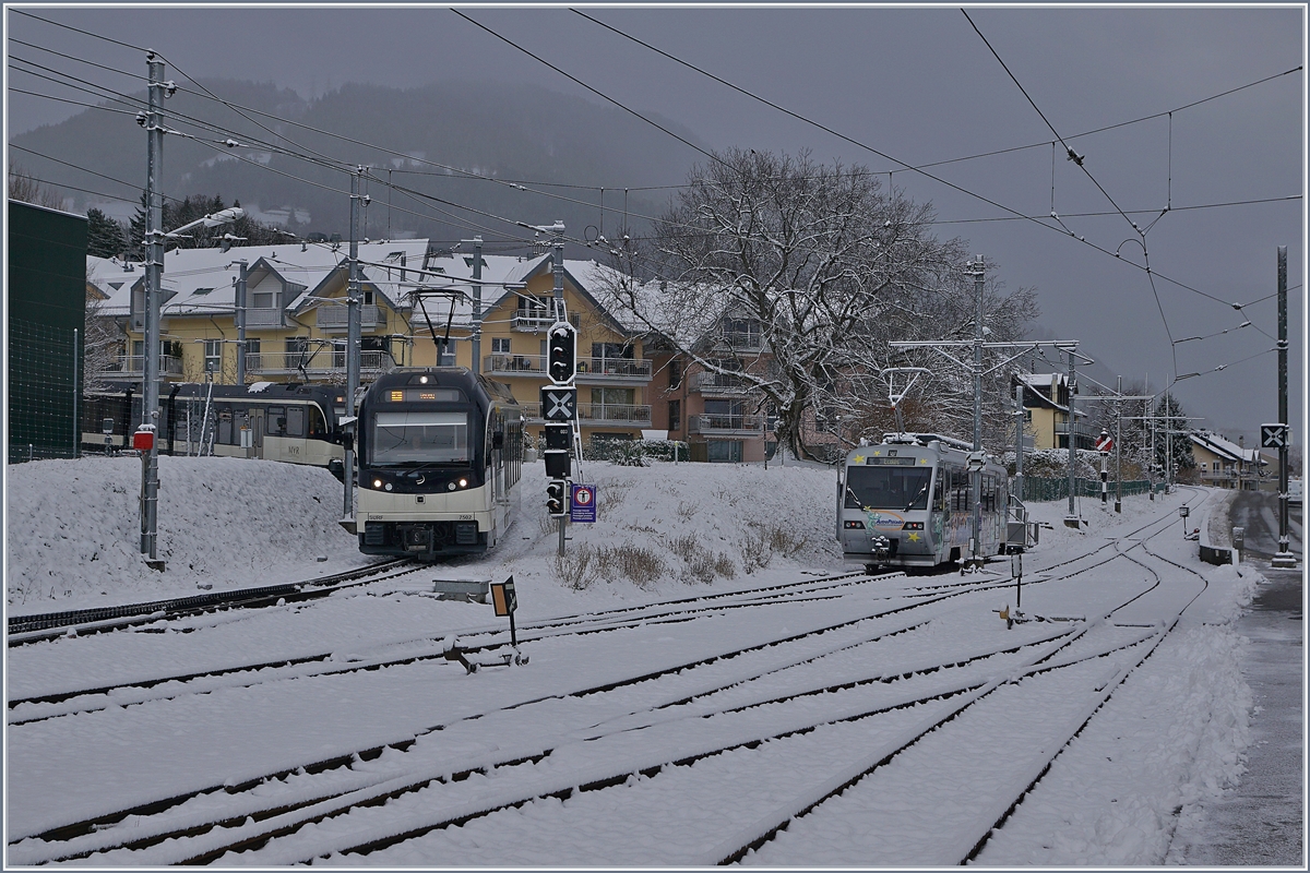 Verschneites Blonay, und bei grossem Andrang verkehren die SURF ABeh 2/6 nun in Doppeltraktion, hier im (Schüler)-Sportverkehr bzw. bei dessen Rückführung. 
Rechts im Bild der Beh 2/4 71, welcher auch im Schülerverkehr gebraucht wird (Mittagspause).

28. Jan. 2019