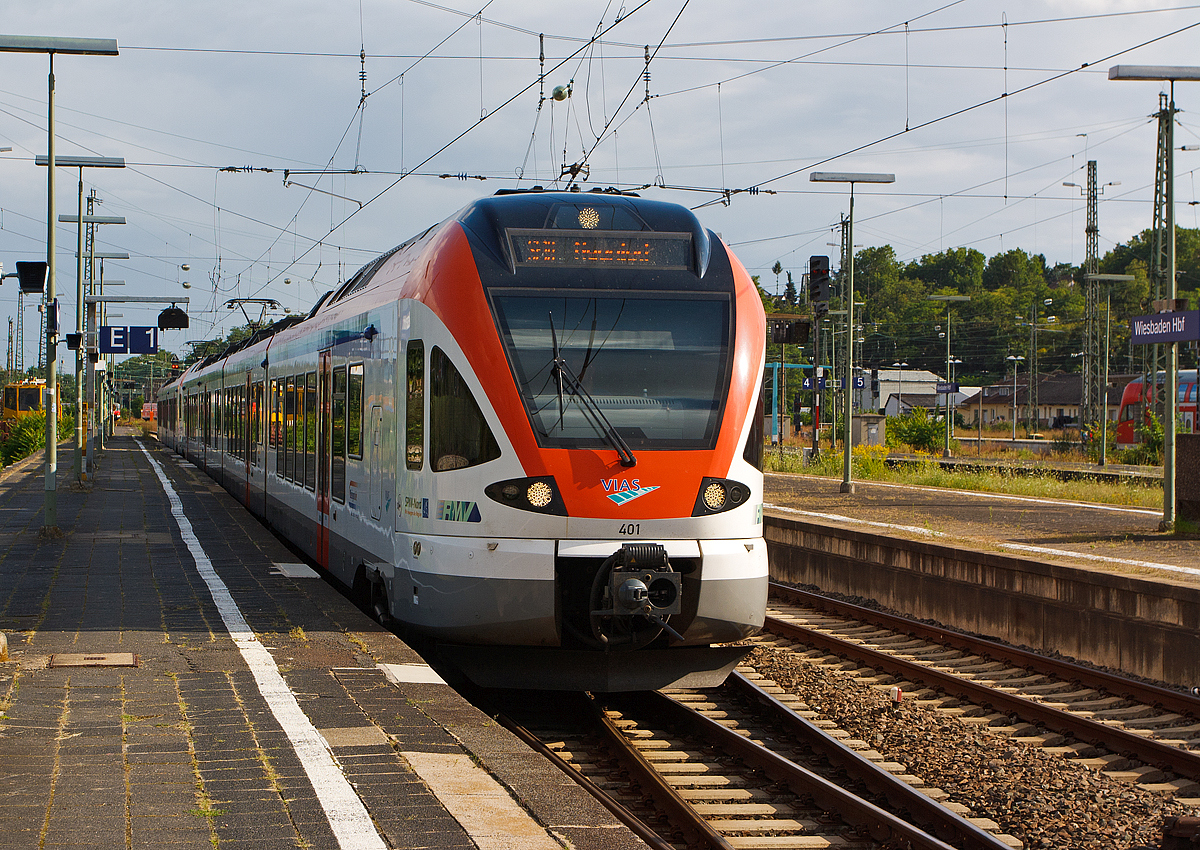 
VIAS 401 gekoppelt mit VIAS 302 (ein 4-teiliger und ein 3-teiliger Stadler FLIRT) f�hrt, als SE 10  RheingauLinie  Frankfurt Hbf - Wiesbaden Hbf - Koblenz Hbf - Neuwied (Umlauf VIA 25078), am 11.08.2014 in den Hbf Wiesbaden ein.