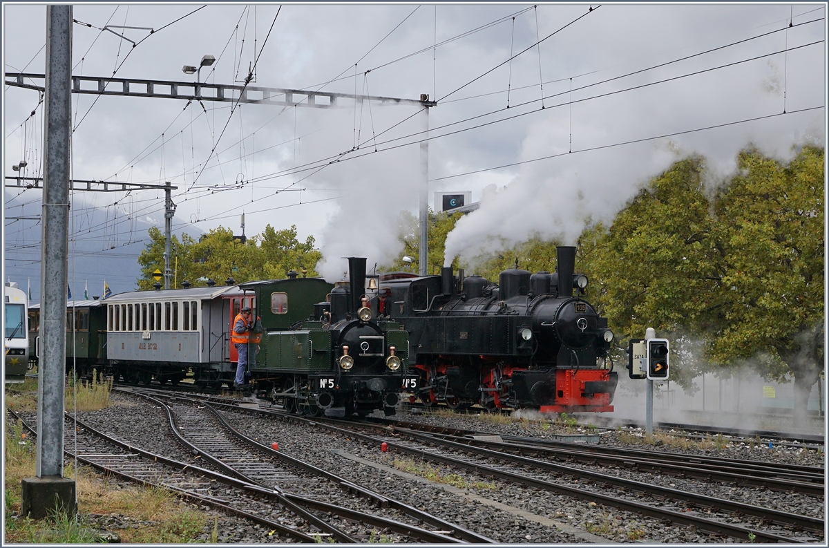 Viel Dampf in Vevey für den Riviera Belle Epoque Zug nach Chamby und - was ich zur Zeit der Aufnahme nicht wusste - einen weiteren Extrazug der B-C nach Chaulin für eine Gruppe. Die G 2x 2/2 105 und die G 3/3 5 rangieren im Gleisvorfeld von Vevey.

27. September 2020