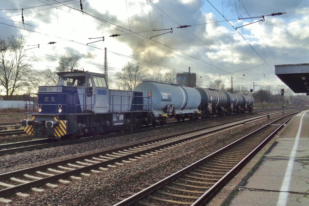 Vier Kesselwagenzug sind RBH 678 zugewiesen beim Vorbeifahrt in Oberhausen Osterfeld S�d am 28 Dezember 2017.