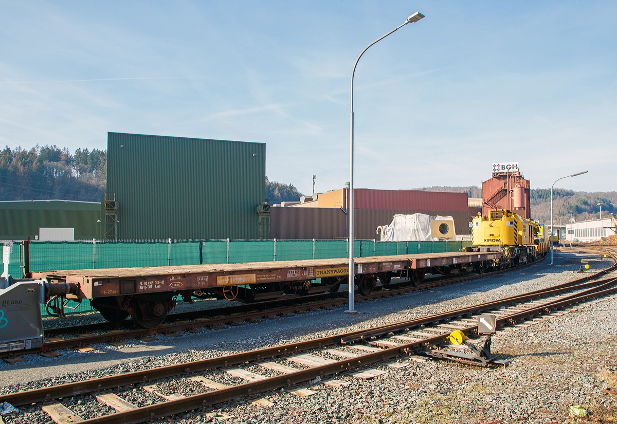 Vierachsige Flachwageneinheit mit geradem Fu�boden TRANSWAGGON GmbH, der Gattung Laas, 24 80 4305 366-5 RIV D-TWA, als Schutzwagen zum KIROW Gleisbauschienenkran KRC 810 T „BALU“ der Hering Bau (Burbach), Schweres Nebenfahrzeug Nr. D-HGUI 99 80 9419 023-3, ex 97 82 53 508 19-3, abgestellt am 17.02.2019 in Siegen-Eintracht auf dem Gel�nde der KSW Kreisbahn Siegen-Wittgenstein GmbH.

TECHNISCHE DATEN:
Gattung: Laas 
Spurweite: 1.435 mm
Anzahl der Achsen: 4
L�nge �ber Puffer : 27.000 mm
Ladel�nge : 25.740 mm (bzw. 2 x 12,6 m)
Ladebreite : 3.100 mm 
Ladefl�che: 78 m�
Fu�bodenh�he �ber SOK: 1.270 mm
H�chstgeschwindigkeit: 100 km/h  / 120 km/h (leer)
Eigengewicht: 26.600 kg
Nutzlast: 55,4t ab Streckenklasse C (H�chstgrenze je Einheit 27,7 t)
Achsabst�nde: 22.100 (9.000 mm / 4.100 mm / 9.000 mm )
Verwendungsf�higkeit: RIV
Kleinster befahrb. Gleisbogenhalbmesser: 75 m
