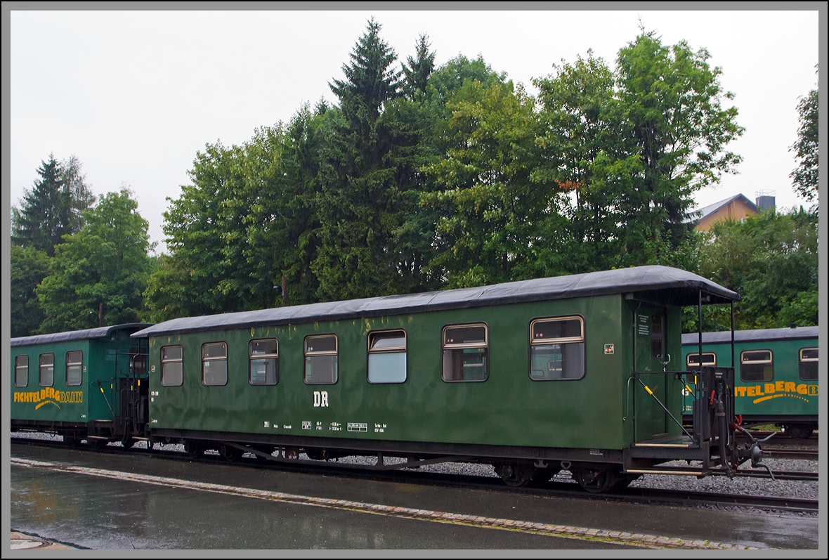 Vierachsiger 750mm-Schmalspur-Personenwagen  der Fichtelbergbahn 970-399 der Gattung KB, am 25.08.2013 im Bahnhof Oberwiesenthal, in der DR Farbgebung. 

Der modernisiert Wagen wurde 1922 bei LHB gebaut. 
Der Wagen hat eine L�nge �ber Kupplung von 13,5 m und hat 38 Sitzpl�tze.
