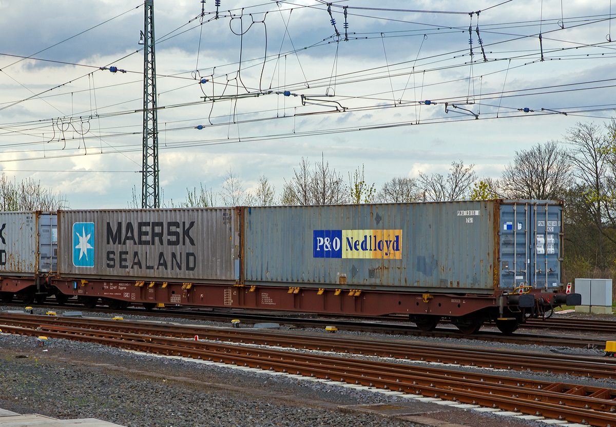 Vierachsiger Drehgestell-Containertragwagen 33 54 4663 045-1 CZ-MT, der Gattung Sggnss, der METRANS a.s., am 14.04.2018 im Zugverband bei der Durchfahrt im Bahnhof Friedberg (Hessen).

Dieser lange 4-achsige „Allround“ Wagen für den kombinierten Verkehr verfügt über ein ideales Ladegewicht von max. 68,5 t. Durch die durchgängige Ladefläche und das geringe Eigengewicht bietet dieser Wagen optimale und flexible Möglichkeiten für den Transport von maritimen Containern. Insgesamt sind 30 verschiedene Ladungs-Kombinationen für alle gängigen Containerarten und -größen, Wechselaufbauten und Tankaufbauten möglich.

TECHNISCHE DATEN:
Spurweite: 1.435 mm
Achsanzahl: 4 (in 2 Drehgestelle)
Länge über Puffer: 25.940 mm
Ladelänge: 24.700 mm (80 ft)
Drehzapfenabstand: 19.300 mm 
Achsabstand im Drehgestell: 1.800 mm
Laufraddurchmesser (neu): 920 mm
Drehgestell: Y25 Ls1k
Eigengewicht: 21.500 kg
Max. Zuladung: S – 68,5 t / SS – 58,5 t (Streckenklasse D)
Höchstgeschwindigkeit: 100 km/h (S) / 120 km/h (SS)
Intern. Verwendungsfähigkeit: TEN
Kleister befahrbarer Gleisbogen: R = 75 m