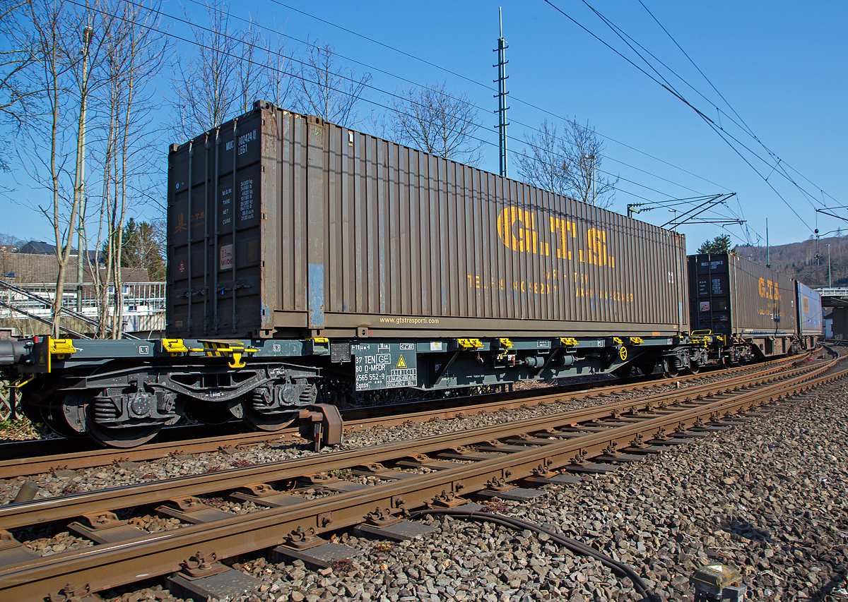 Vierachsiger Drehgestell-Containertragwagen, 37 80 4565 552-9 D-MFDR, der Gattung Sgnss M10 (60´) der MFD Rail GmbH (Schweiz)
am 23.03.2022 im Zugverband bei der Zugdurchfahrt in Betzdorf (Sieg).

TECHNISCHE DATEN:
Spurweite: 1.435 mm
Länge über Puffer: 19.640 mm
Drehzapfenabstand: 14.200 mm
Achsabstand in den Drehgestellen: 1.800 mm
Drehgestelle: 3 x Y25 Ls-K
Laufraddurchmesser: 920 mm (neu)
Ladelänge: 18.400 mm (Container bis 60 Fuss oder 40` u.20`)
Höhe der Ladeebene über S.O.: 1.160 mm
Eigengewicht: ca. 20.000 kg
Max. Zuladung bei Lastgrenze S: 70,0 t (ab Streckenklasse D)
Max. Zuladung bei Lastgrenze SS: 60,0 t (ab Streckenklasse C)
Max. Geschwindigkeit: 100 km/h (Lastgrenze SS und leer 120 km/h)
Kleinster befahrbarer Gleisbogen: R 75 m (Einzelwagen) / R 150 m (Zugverband)
Bremse: KE-GP-A (K) (Max. 72 t) 
Bremssohle: C 810
Feststellbremse: Ja
Intern. Verwendungsfähigkeit: TEN-GE

Gattungs-Kennbuchstaben bedeuten:
S - Drehgestell-Flachwagen in Sonderbauart
g -  Für Container mit einer Gesamtlänge von höchstens 60 Fuss
n -  Maximale Tragfähigkeit über 60 t
s - Höchstgeschwindigkeit 100 km/h
ss - Höchstgeschwindigkeit 120 km/h