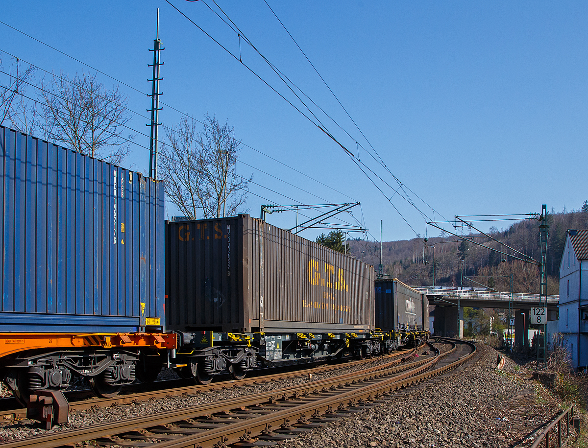 Vierachsiger Drehgestell-Containertragwagen, 37 80 4565 553-7 D-MFDR, der Gattung Sgnss M10 (60´) der MFD Rail GmbH (Schweiz)
am 23.03.2022 im Zugverband bei der Zugdurchfahrt in Betzdorf (Sieg).

TECHNISCHE DATEN:
Spurweite: 1.435 mm
Länge über Puffer: 19.640 mm
Drehzapfenabstand: 14.200 mm
Achsabstand in den Drehgestellen: 1.800 mm
Drehgestelle: 3 x Y25 Ls-K
Laufraddurchmesser: 920 mm (neu)
Ladelänge: 18.400 mm (Container bis 60 Fuss oder 40` u.20`)
Höhe der Ladeebene über S.O.: 1.160 mm
Eigengewicht: ca. 20.000 kg
Max. Zuladung bei Lastgrenze S: 70,0 t (ab Streckenklasse D)
Max. Zuladung bei Lastgrenze SS: 60,0 t (ab Streckenklasse C)
Max. Geschwindigkeit: 100 km/h (Lastgrenze SS und leer 120 km/h)
Kleinster befahrbarer Gleisbogen: R 75 m (Einzelwagen) / R 150 m (Zugverband)
Bremse: KE-GP-A (K) (Max. 72 t) 
Bremssohle: C 810
Feststellbremse: Ja
Intern. Verwendungsfähigkeit: TEN-GE

Gattungs-Kennbuchstaben bedeuten:
S - Drehgestell-Flachwagen in Sonderbauart
g -  Für Container mit einer Gesamtlänge von höchstens 60 Fuss
n -  Maximale Tragfähigkeit über 60 t
s - Höchstgeschwindigkeit 100 km/h
ss - Höchstgeschwindigkeit 120 km/h