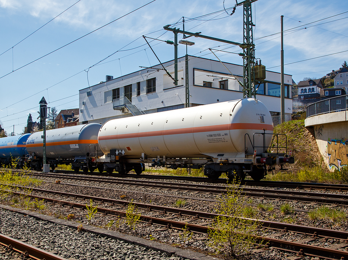 Vierachsiger Drehgestell-Druckgaskesselwagen der Gattung Zags, 37 84 7819  086-1 NL-ATRR, des französischen Waggonvermieters ATIR-RAIL (Paris) am 27.04.2021 im Zugverband (Zugschluss) bei einer Zugdurchfahrt in Niederschelden (Sieg) in Richtung Köln. Ladegut ist laut Gefahrstofftafel (268/1005) mit Ammoniak.

TECHNISCHE DATEN (gem. Anschriften) :
Spurweite: 1.435 mm
Achsanzahl: 4 (in 2 Drehgestelle)
Länge über Puffer : 17.160 mm
Drehzapfenabstand: 11.260mm
Achsabstand im Drehgestell: 1.800 mm
Laufraddurchmesser: 920 mm (neu)
Höchstgeschwindigkeit: 100 km/h (beladen) / 120 km/h (leer)
Eigengewicht: 35.550 kg
Nutzlast: 54,4 t (bei Streckenklasse D)
Gesamtvolumen: 103.622 Liter (103,6 m³)
Intern. Verwendungsfähigkeit: TEN-GE
Bauart der Bremse: KE – GP 
Kleinster befahrbarer Gleisbogen: R 35 m
Bremssohle: K-Sohle
Handbremse: Auf Bremserbühne

Als Sicherheitseinrichtungen besitzen diese Wagen Crashpuffer.

Tankcode:  P29BH / Sondervorschrift TE 22 und TE 25 (Überpufferungsschutz und Tankschutzschild)
P =Tank für verflüssigte oder unter Druck gelöste Gase
29 = Mindestberechnungsdruck 29 bar
B = Tank mit Bodenöffnungen mit 3 Verschlüssen für das Befüllen oder Entleeren 
H = luftdicht verschlossener Tank