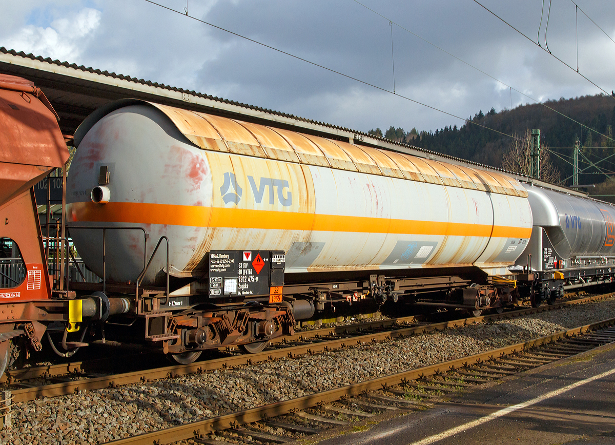 Vierachsiger-Drehgestell Druckgaskesselwagen mit Sonnenschutzdach, der Gattung Zagkks registriert als 33 RIV 80 D-VTGD 7912 475-0 der VTG AG (Hamburg) am 31.01.2015 bei der Zugdurchfahrt in Betzdorf/Sieg.
Die Gefahrgutnummer 23 / 1965 steht f�r Kohlenwasserstoffgas, Propan-Butan Gemische,

TECHNISCHE DATEN:
Gattung:  Zagkks
Spurweite: 1.435 mm
L�nge �ber Puffer : 17.900 mm
Drehzapfenabstand:  12.000 mm
Achsabstand im Drehgestell: 1.800 mm
H�chstgeschwindigkeit: 100 km/h (120 km/h leer)
Eigengewicht:  32.100 kg
Nutzlast:  45.6 t
Gesamtvolumen: 108.000 Liter
Pr�fdruck:  26 bar
Tankcode:  P26BH
Beh�lterwerkstoff : Stahl