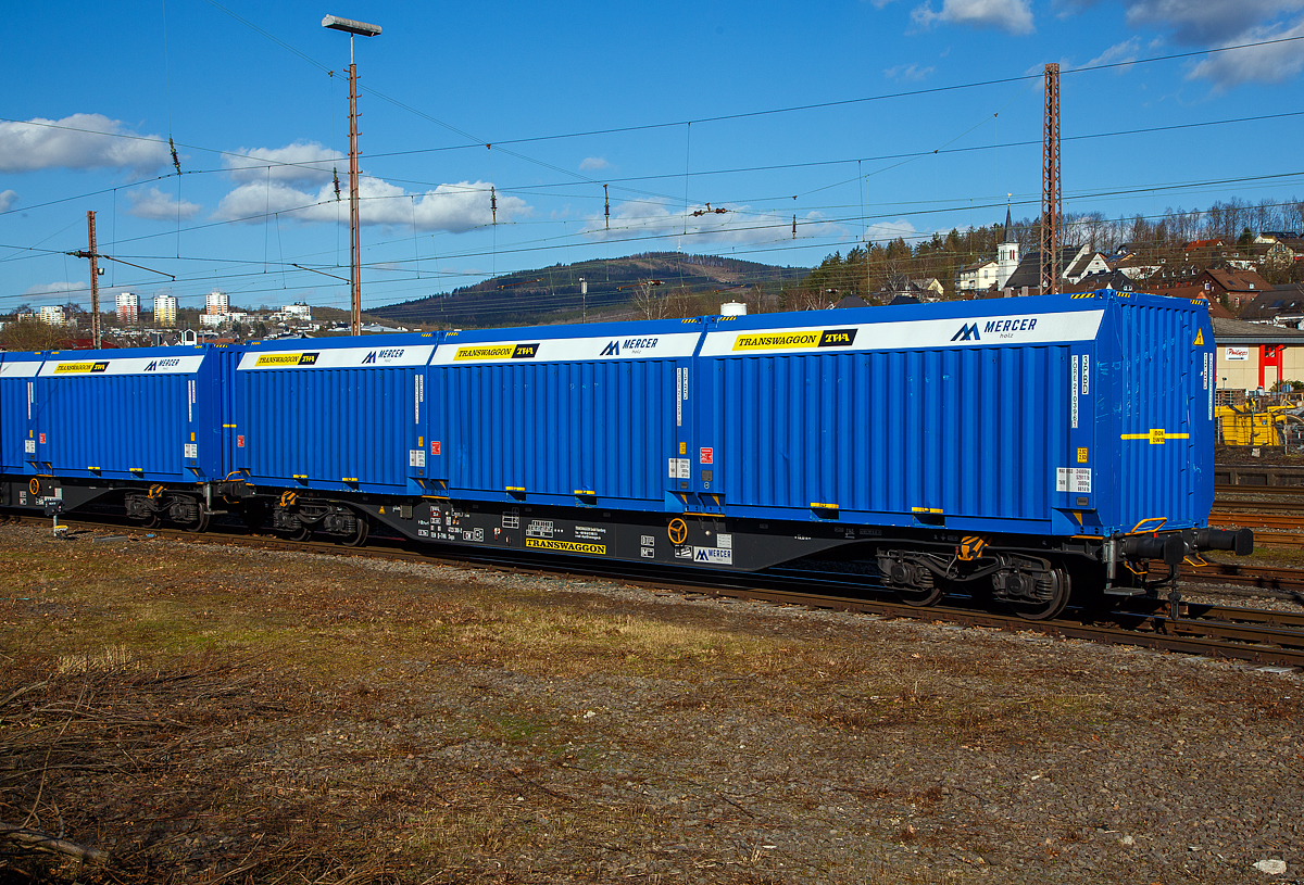 Vierachsiger Drehgestell-Flachwagen 81 80 4723 388-2 D-TWA der Gattung Snps 63´ der TRANSWAGGON GmbH (Hamburg), vermietet an die Mercer Holz GmbH, beladen mit 3 speziellen 21 Fu� Container bef�llt mit Holzhackschnitzeln, hier am 23.02.2022 beim S�dwestfalen Container-Terminal in Kreuztal im Zugverband. 

TRANSWAGGON (TWA) hat 156 dieser Waggons zum Transport von Holzhackschnitzeln f�r Mercer Holz, vom slowakischen Hersteller Tatravag�nka a.s. in Poprad bauen lassen. Vom slowenischen Hersteller Container d.o.o. in Celje wurden die speziellen und mit 2,93 m etwas breiteren 21 Fu� Container (3 St�ck je Wagon) gebaut. Die Entwicklung entstand aus einer gemeinsamen Kooperation von TRANSWAGGON, Forstlogistik CH AG und Mercer Holz. Ein solcher Holzhackschnitzeln-Zug soll 90 LKW-Transporte und somit 28.000 kg CO� einsparen.

Besonders wichtig war Mercer Holz die gr��tm�gliche Flexibilit�t beim Einsatz der neuen Wagen. Dem tr�gt TWA Rechnung, indem dass die Snps-Wagen sowohl die Holzhackschnitzel-Container transportieren k�nnen, oder f�r Rundholz mit Rungen-Kassetten oder mit festen Rungen ausgestattet werden k�nnen. Neben den 156 Wagen mietet Mercer Holz auch die 3 entsprechenden Holzhackschnitzel-Container pro Wagen. Damit w�chst die Waggonflotte der Mercer Holz auf �ber 500 Wagen desselben Typs und erleichtert damit die Wartung und Pflege der Wagen erheblich. Die Wagen sind Zugelassen f�r Deutschland, �sterreich, Slowakei, Tschechien, Polen, D�nemark, Schweden, Niederlande, Slowenien (D/A/SK/CZ/PL/DK/SE/NL/SLO).

TECHNISCHE DATEN:
Hersteller Tatravag�nka Poprad a.s. 
Spurweite: 1.435 mm
L�nge �ber Puffer: 20.770 mm 
Drehzapfenabstand: 15.230 mm
Achsabstand in den Drehgestellen: 1.800 mm
Laufraddurchmesser: 920 mm (neu)
Ladel�nge: 19.500 mm (63 Fu�)
H�he der Ladeebene �ber S.O.: 1.145 mm
Eigengewicht: 29.000 kg
Max. Zuladung: 71,0 t (ab Streckenklasse D)
Max. Geschwindigkeit: 100 km/h (leer 120 km/h)
Kleinster befahrbarer Gleisbogen: R 75 m 
Bremse: KE-GP-A (K), max. 59 t 
Bremssohle: C 810
Feststellbremse: Ja
Verwendungsf�higkeit: TEN GW

Quellen: www.mercer-holz.de; www.transwaggon.de; Wagenanschriften