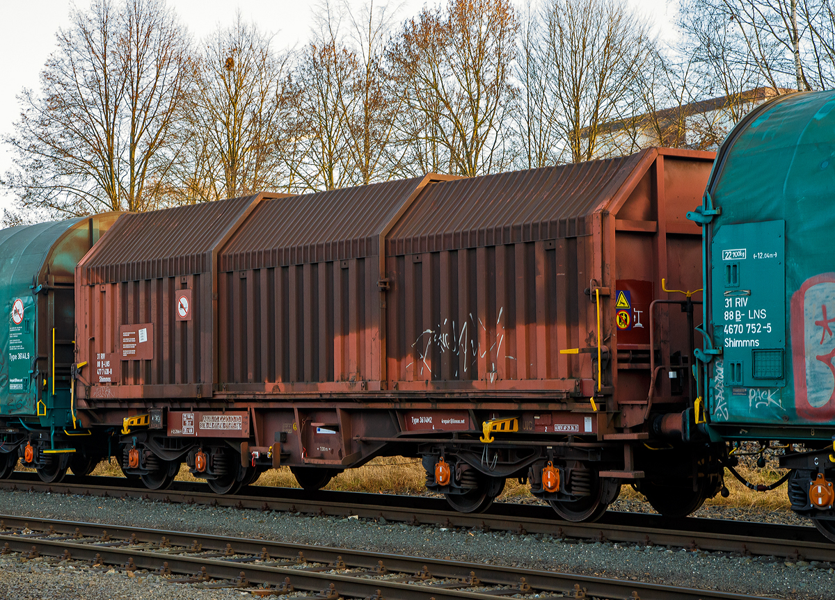 Vierachsiger Drehgestell-Flachwagen mit Teleskophauben für Coiltransporte, 31 88 4777 638-8 B-LNS, der Gattung Shimmns, der belgischen LINEAS Group NV/SA (ex B Cargo), abgestellt am 06.01.2022 auf dem Betriebsbereich Freien Grunder Eisenbahn der KSW (Kreisbahn Siegen-Wittgenstein) in Herdorf.

TECHNISCHE DATEN:
Gattung: Shimmns (LINEAS Type 3614M2)
Spurweite: 1.435 mm
Länge über Puffer: 12.290 mm
Drehzapfenabstand: 7.000 mm
Achsabstand im Drehgestell: 1.800 mm
Laderaum: für 5 Coils
Höchstgeschwindigkeit: 100 km/h 
Maximales Ladegewicht: 66,7 t (ab Streckenklasse D4)
Eigengewicht: 23.100 kg
Kleinster bef. Gleisbogenradius: 35 m
Bauart der Bremse: 0-GP-A (LL) (max. 58t)
Intern. Verwendungsfähigkeit: RIV