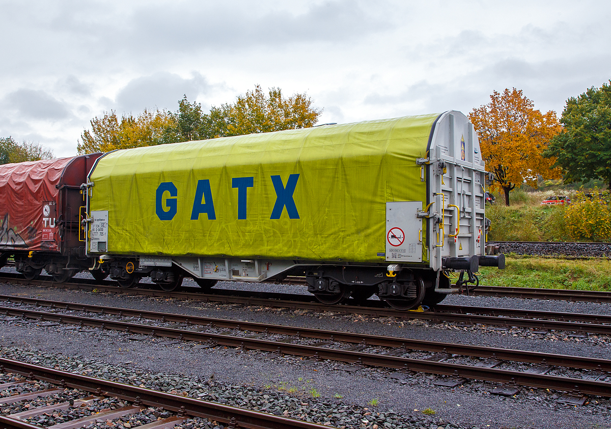 
Vierachsiger Drehgestell-Flachwagen mit verschiebbarem Planenverdeck und Lademulden für Coiltransporte, 31 80 4777 705-7 D-GATED, der Gattung Shimmns, des Wagonvermieters GATX Rail (General American Transportation Corporation) abgestellt am 07.10.2020 in Herdorf auf dem KSW Rbf (Freien Grunder Eisenbahn).

Diese Wagen sind speziell für den Transport witterungsempfindlicher Blechrollen (Coils) bestimmt. Er besitzt feste Stirnwände, 5 fest im Untergestell eingebaute Lademulden. Die Wagenabdeckung erfolgt mit einer PVC-beschichteten Gewebeplane, die auf 11 Rohrrahmen aufliegt. Über Laufwagen ist das Planendach in Wagenlängsrichtung verschiebbar. Die Verriegelung des Planendaches an den Stirnwänden erfolgt über eine 4-Punkt-Zentralverriegelung, die sowohl vom Erdboden als auch von der Rampe aus bedient werden kann. Das Planenverdeck lässt sich an einem Wagenende so weit zusammenschieben, dass ca. 2/3 der Ladefläche zur Beladung freigegeben wird.Hierdurch ist eine einfache Beladung des Wagens sowohl von oben als auch von der Seite aus möglich. 

TECHNISCHE DATEN:
Spurweite: 1.435 mm
Achsanzahl: 4 (in 2 Drehgestelle)
Länge über Puffer: 12.040 mm
Länge der Ladefläche: 10.800 mm
Drehzapfenabstand: 7.000 mm
Achsabstand im Drehgestell: 1.800 mm
Laufraddurchmesser: 920 mm (neu)
Eigengewicht:  21.770 kg
Höchstgeschwindigkeit: 100  km/h (beladen) / 120 km/h (leer)
Maximales Ladegewicht: 68,2 t (Streckenklasse D4)
Kleinster bef. Gleisbogenradius: 35 m
Bauart der Bremse: KE-GP-A 
Bremssohle: K-Sohle, Cosid 810
Intern. Verwendungsfähigkeit: TEN GE
