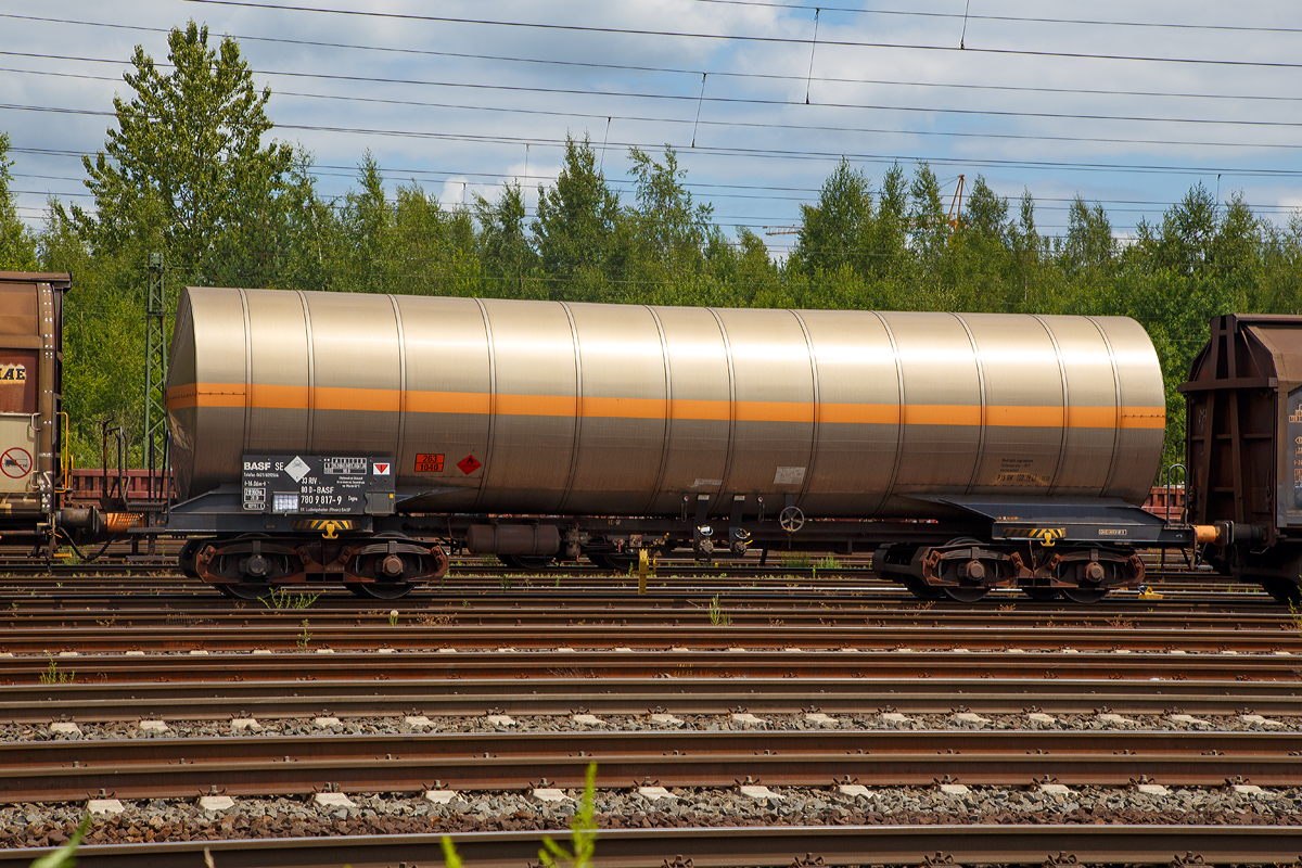 
Vierachsiger-Drehgestell Kesselwagen der Gattung Zagns 33 80 D-BASF 780 9 817-9 der BASF, Ladegut Ethylenoxid mit Stickstoff (Gefahrgutnummer 263/1040), abgestellt am 18.06.2017 in Koblenz-L�tzel.

TECHNISCHE DATEN:
Spurweite: 1.435 mm
L�nge �ber Puffer : 16.060 mm
Drehzapfenabstand: 10.160 mm
Achsabstand im Drehgestell: 1.800 mm
H�chstgeschwindigkeit: 100 km/h (120 km/h leer)
Eigengewicht: 28.960 kg
Nutzlast: 61 t (bei Streckenklasse D)
Gesamtvolumen: 80.770 Liter
Pr�fdruck: 15 bar
Verwendungsf�higkeit: RIV
Tankcode: P15 BH
Bauart der Bremse: KE – GP