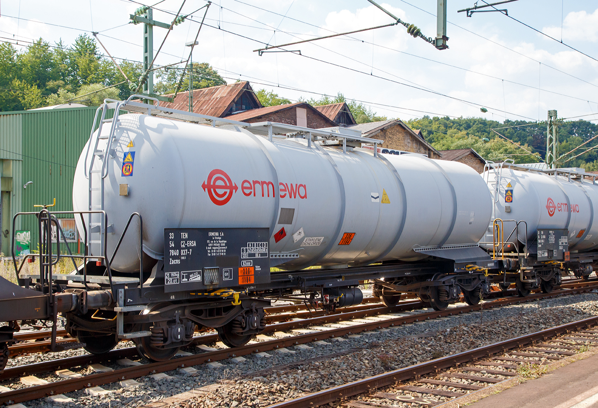 Vierachsiger-Drehgestell Kesselwagen Zacns der Vermietungsfirma ERMEWA eingestellt als 33 TEN 54 CZ-ERSA 7840 037-7, am 22.08.2015 im Zugverband bei der Durchfahrt im Bf Betzdorf/Sieg.

Der Kesselwagen tr�gt die Gefahrentafel 336/1184 f�r Ethylendichlorid (auch genannt als 1,2-Dichlorethan oder EDC). Diese chemische Verbindung geh�rt zu den Chlorkohlenwasserstoffen und ist eine farblose, brennbare und giftige Fl�ssigkeit mit chloroformartigem Geruch. 

TECHNISCHE DATEN:
Gattung: Zacns
Spurweite: 1.435 mm
L�nge �ber Puffer : 14.400 mm
Drehzapfenabstand: 9.360 mm
Achsabstand im Drehgestell: 1.800 mm
H�chstgeschwindigkeit: 100 km/h (120 km/h leer)
Eigengewicht: 21.950 kg
Nutzlast: 68,0t
Gesamtvolumen: 62.000  Liter
Pr�fdruck: 4 bar
Max. Betriebsdurck: 3 bar
Tankcode: L4CH