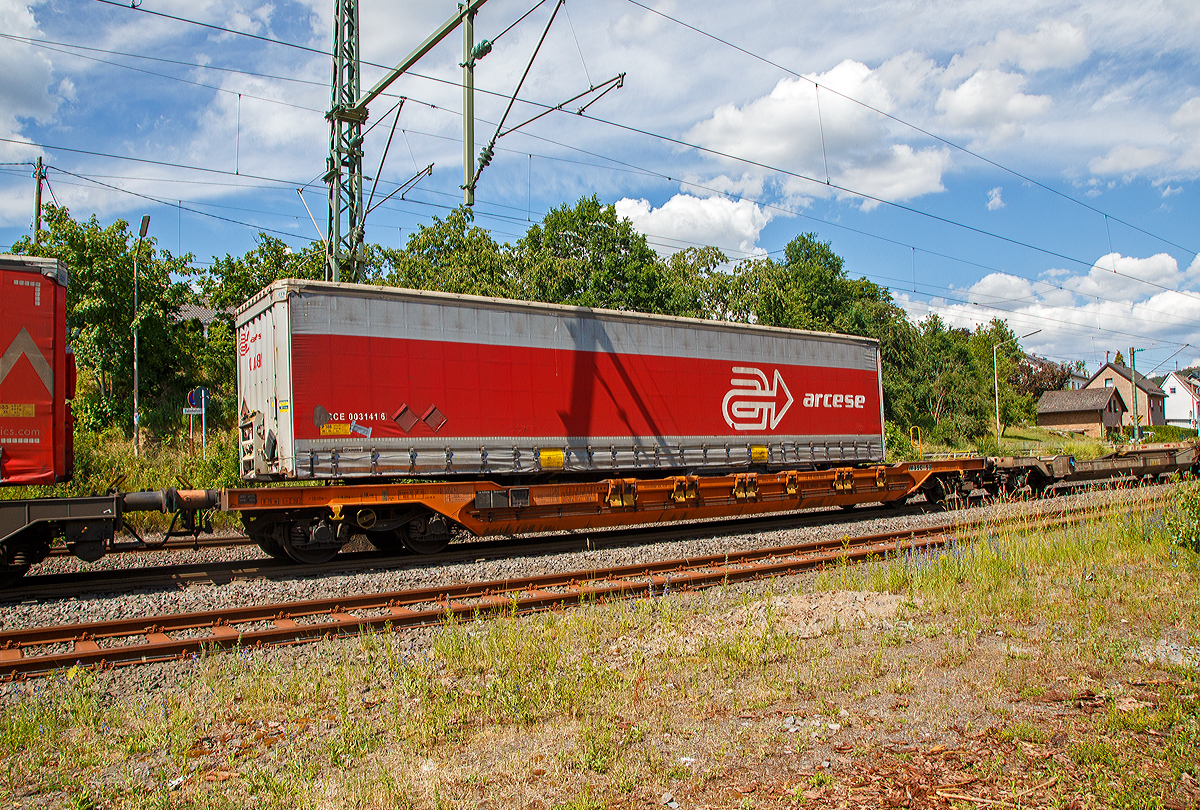 Vierachsiger Drehgestell-Taschenwagen T 4.2 (Intermodalwagen) der Gattung Sdgnss, 33 85 4526 555-9 CH-WASCO, der WASCOSA AG, f�r den Transport von Sattelaufliegern, Gro�container und Wechselbeh�lter in verschiedenen L�ngen (20’ bis 45’) am 12.06.2020 im Zugverband bei einer Zugdurchfahrt in Mudersbach (Sieg).

Gebaut wurde der Wagen von Josef Meyer Rheinfelden (CH).

TECHNISCHE DATEN:
Spurweite: 1.435 mm
L�nge �ber Puffer:20.000 mm
Drehzapfenabstand: 14.200 mm
Achsabstand im Drehgestellen: 1.800 mm
Drehgestelle: Y25 Lssi-K-9 / Y25 Lssif-K-9 (mit Handbremse)
Rads�tze: DB 004 SA (� 920 mm)
Ladel�nge: 18.400mm
Eigengewicht: 20.200 kg 
Max. Zuladung bei Lastgrenze S: 69,8 t (ab Streckenklasse D)
Max. Zuladung bei Lastgrenze SS: 59,8 t (ab Streckenklasse C)
Max. Gewicht eines Sattelanh�ngers: 40 t
Max. Geschwindigkeit: 100 km/h / bei Lastgrenze SS und leer 120 km/h
Kleinster befahrbarer Gleisbogen: R 75 m
Bremse:  KE-GP-A 9 (K) max. 72 t
Bremssohle: Jurid 835 M
Feststellbremse: Ja (an einem Drehgestell)
Intern. Verwendungsf�higkeit: RIV
