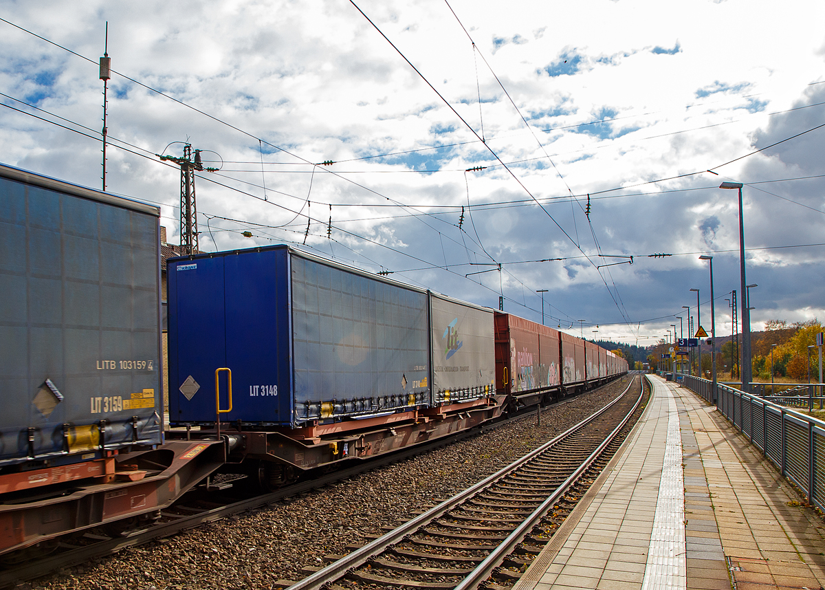 Vierachsiger Drehgestell-Tragwagen für Großcontainer (High-Cube-Container) und Jumbo-Wechselbehälter, der Gattung Sgkkms 698 (81 80 4522 153-3 D-DB) am 26.10.2021 im Zugverband bei einer Zugdurchfahrt im Bahnhof Amstetten in Richtung Ulm.

Speziell für die Beförderung von Jumbo-Wechselbehältern bestellt DB Cargo bei Graaf 200 Sgkkms 698 Wagen. Die ab 1997 gefertigten Tragwagen haben eine auf 845 mm über Schienenoberkante abgesenkte Ladefläche zur Aufnahme der 3,18 m hohen Jumbo-Wechselbehälter. Auch bei eingeschränktem Streckenprofil im internationalen Verkehr sind freizügige Transporte mit bis zu 46 Tonnen Nutzlast möglich. 

Bei dem Tragwagen handelt es sich zum größten Teil um einen Neubau, nur die Drehgestelle stammen teilweise aus ausgemusterten Sdgkms 707 Wagen. Das Untergestell ist eine Schweißkonstruktion, vorwiegend aus Stahl der Güte St 52-3. Das Untergestell besteht aus zwei Vorbauten, die über zwei geschweißte Langträger miteinander verbunden sind. Die Querverbindung zwischen den Langträgern besteht aus abgekanteten U-Profilen. Die Vorbauten bestehen aus dem Kopfstück, Vorbaulang- und -querträger, den Gleitstückträgern sowie dem Drehpfannenträger. Die Wagen sind für eine maximale Radsatzlast 16 t ausgelegt.

Der Einsatz erfolgt überwiegend im Automobil-Zulieferverkehr, mit folgenden Beladungsmöglichkeiten: ein oder zwei Wechselbehälter bis zu einer Länge von 7,82 Meter, ein Wechselbehälter mit einer Länge von 13,6 Meter, ein oder zwei 20-Fuß-Container, ein 30-Fuß-Container oder ein 40-Fuß-Container. Auf den Außenlangträgern des Wagens befinden sich für jede vorgesehene Ladeposition feste und klappbare Aufsetzzapfen zum Festlegen der Ladeeinheiten in verschiedenen Kombinationen.

Für den Wagen besteht die Vorschrift „Nicht Abstoßen und nicht Auflaufen lassen“!

TECHNISCHE DATEN:
Spurweite: 1.435 mm
Länge über Puffer: 19.130 mm
Drehzapfenabstand: 13.490 mm
Achsabstand in den Drehgestellen: 1.800 mm
Ladelänge: 15.890 mm
Ladebreite: 2.600 mm 
Höhe der Ladeebene über S.O.: 845 mm
Durchschnittliches Eigengewicht: 18.000 kg
Max. Zuladung: 46 t (ab Streckenklasse A)
Max. Geschwindigkeit: 100 km/h (beladen) / 120 km/h (leer)
Kleinster befahrbarer Gleisbogen: R 75 m 
Bremse: KE-GP-A
Bremssohle: Jurid 838
Feststellbremse: teilweise
Verwendungsfähigkeit: TEN GE