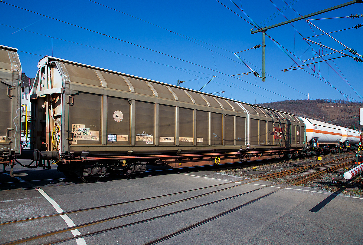 Vierachsiger, großräumiger Drehgestell-Schiebewandwagen 31 81 2743 120-9 A-RCW, der Gattung Habbiins, der Rail Cargo Austria AG (Ein Unternehmen der ÖBB), am 24.03.2021 bei der Zugdurchfahrt in Niederschelden (Sieg).

Dieser geschlossene multifunktionelle Güterwagen ist für den Transport von großvolumigen Gütern als auch für Güter auf Paletten konstruiert.
Der großräumige Wagen ist mit Schiebewänden ausgerüstet, die von einer Person bewegt werden können. Im geöffneten Zustand ist der Zugang zur halben Ladefläche von beiden Seiten möglich. Damit ist er besonders wirtschaftlich verwendbar für die seitliche Be- und Entladung mit Flurförderfahrzeugen. Die beiden Schiebewände geben auf jeder Wagenlängsseite jeweils ca. 50 % der Ladelänge frei. Der Wagen ist besonders geeignet für den Transport von Papierrollen, Zellulose, Schnittholz, Holz- und Faserplatten sowie palettierte Ware.

Der Wagen besitzt ein oben geführtes und unten auf Rollen laufendes Schiebewandsystem. Beim Öffnungs- und Schließvorgang wird die Wand parallel zum Wagenkasten geführt. Die Betätigungseinrichtungen für die Schiebewände befinden sich an den Stirnwänden. Die Schiebewände sind im geöffneten Zustand in beiden Endstellungen gegen selbsttätiges Verschieben gesichert.

TECHNISCHE DATEN:
Spurweite: 1.435 mm
Länge über Puffer : 23.350mm
Drehzapfenabstand: 17.720 mm
Achsabstand im Drehgestell: 1.800 mm
Eigengewicht: 27.500 kg
Ladelänge: 22.000 mm
Ladeflächenbreite: 2.840 mm
Ladefläche: 62,5 m²
Rauminhalt: 167,8 m³
Höhe der Ladefläche über S.O.: 1.200 mm
Stellplätze Euro-Paletten: 43
Höchstgeschwindigkeit:  100 km/h 
Max. Radsatzlast : 24,0 t
Maximales Ladegewicht: 62,5 t (Streckenklasse D) / ÖBB 72,5 t (E)
Bremse: KE-GP-A
Feststellbremse: Ja
