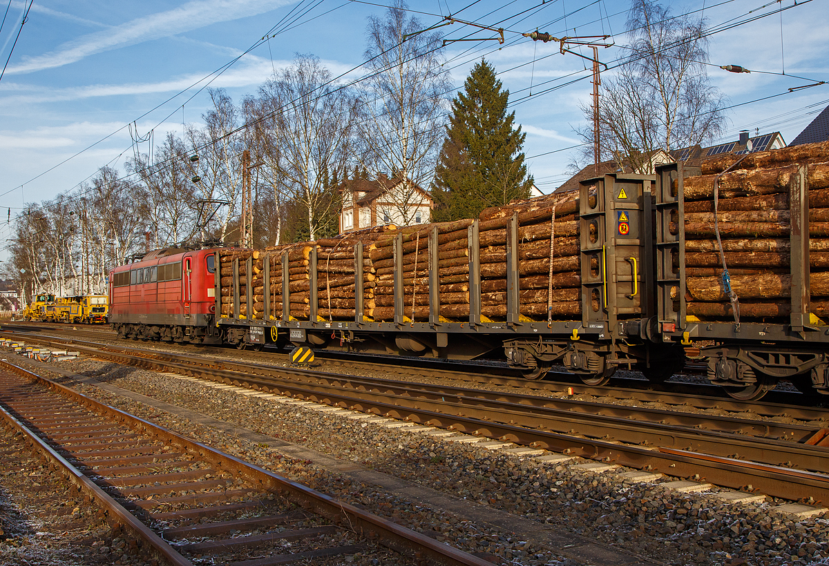 Vierachsiger Holztransportwagen (Drehgestellflachwagen mit Rungen und Stirnw�nden) 31 81 3523 474-4 A-RCW, der Gattung Rnoos-uz, der Rail Cargo Austria (zur �BB), beladen mit Fichten-Rundholz, am 22.12.2021 im Zugverband hinter der 151 099-9 bei einer Zugdurchfahrt in Kreuztal.

Die �BB bzw. Rail Cargo Group z�hlen in ihrem Fuhrpark mehrere f�r den Holztransport dienliche Wagenkonstruktionen. Als eine der j�ngsten Bauarten mit Drehgestellen ist der Rungenwagen Rnoos-uz zu nennen. Dieser Wagentyp wurde eigens f�r die �BB beschafft, die im eigenen Lande noch, dank staatlicher Unterst�tzung, umfangreiche Holztransporte durchf�hrt. Im Bestand befinden sich rd. 300 Wagen, die eine L�P von fast 23 Meter erreichen. F�r die Verzurrung des Ladesgutes mit Spanngurte oder �hnlichen sind im Wagenboden weitere �ffnungen vorgesehen. Der Wagen hat 9 Spanngurte und 10 fixe Rungenpaare.

Ein Wagen mit der Gattungsbezeichnung Rnoos-uz charakterisiert sich wie folgt:
R – Flachwagen in Regelbauart mit Drehgestellen
n – Lastgrenze > 60 t
oo – feste Stirnw�nde ≥ 2 m
s – geeignet f�r Z�ge bis 100 km/h
u – Ladel�nge 20,7 m
z – Ladel�nge 21 m (Rns)

TECHNISCHE DATEN:
Gattung: Rnoos-uz (Gattungskennzahl 3523)
L�nge �ber Puffer: 22.350 mm
Drehzapfenabstand:17.310 mm
Achsanstand in den Drehgestellen: 1.800 mm
Ladel�nge: 21.296 mm
Ladebreite: 2.580 mm
Ladefl�che: 54,9 m�
Fu�bodenh�he: 1.193 mm
Wagenbreite: 2.930 mm
Rungenh�he: 2.020 mm
H�chstgeschwindigkeit: 100 km/h (beladen) 120 km/h (leer)
Eigengewicht: 25.700 kg
Maximales Ladegewicht: 64,3 t (ab Streckklasse D)
Kleinster bef. Gleisbogenradius: 35 m
Bauart der Bremse: O-GP-A max. 58 t (LL) 
Bremssohle: IP 116
Handbremse: Ja 
Intern. Verwendungsf�higkeit:  RIV
