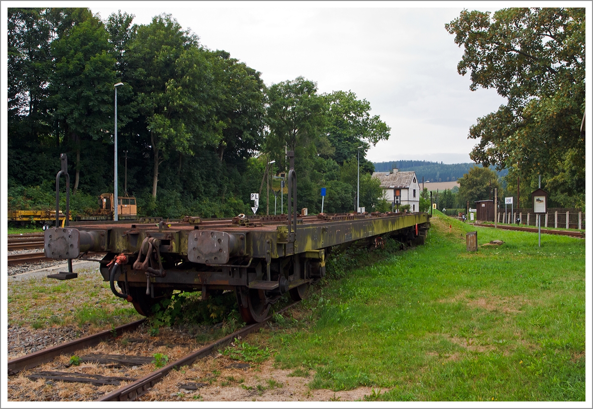 Vierachsiger Normalspur-Flachwagen zur Aufnahme von 750mm-Schmalspur Fahrzeugen bzw. Wagen, ausgestellt am 26.08.2013 an der �berladerampe f�r Schmalspurfahrzeuge (siehe http://hellertal.startbilder.de/name/einzelbild/number/314109/kategorie/Deutschland~Schmalspurbahnen~Fichtelbergbahn.html) beim Bahnhof Cranzahl.