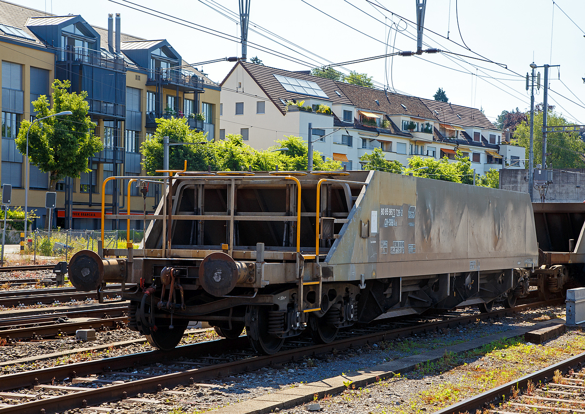 Vierachsiger SBB Drehgestell Schotterwagen (Schwerkraft-Selbstentladung) mit einer Brems- und Bedienbühne, 80 85 9873 728-2 CH-SBB, der Gattung Xas, der SBB Infrastruktur, abgestellt am 07.06.2015 beim Bahnhof Zürich-Tiefenbrunnen.

TECHNISCHE DATEN:
Hersteller: Josef Meyer AG, Rheinfelden
Spurweite: 1.435 mm (Normalspur)
Anzahl der Achsen: 4
Länge über Puffer:15.040 mm
Drehzapfenabstand: 10.000 mm
Achsabstand im Drehgestell: 1.800 mm
Eigengewicht: 22.200 kg
Zuladung bei Lastgrenze S: 57,8 t (ab Streckenklasse C)
Max. Ladevolumen: 31 m²
Bremse: O-GP-A max. 58 t
Zulassungen: SBB / SNCF

