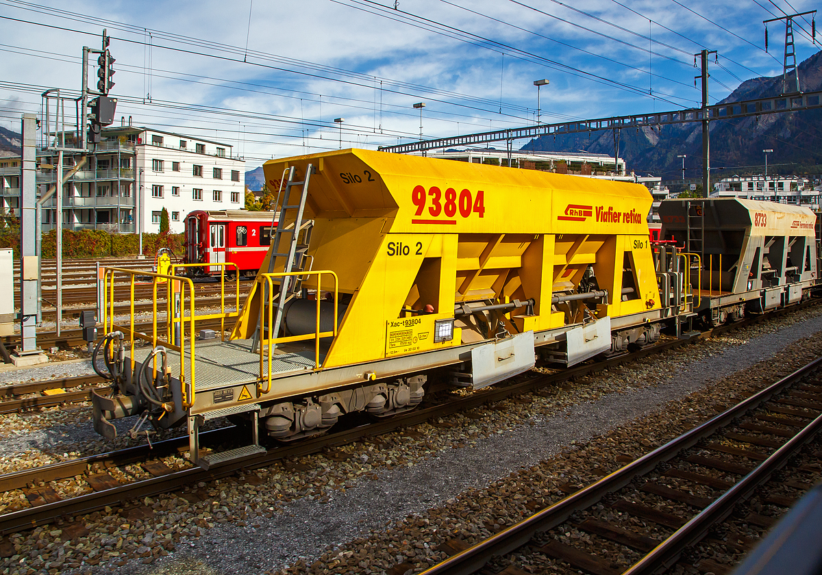 Vierachsiger Schmalspur Drehgestell-Schotterwagen RhB Xac-t 93804 (Dienstwagen) eingereiht in einen Bauzug am 01.11.2019 im Rbf Chur (aufgenommen aus einem Zug heraus). Diese Wagen (5 St�ck) wurden 2010 von der Firma Josef Meyer in Rheinfelden gebaut.

TECHNISCHE DATEN:
Spurweite: 1.000 mm
L�nge �ber Puffer: 12.500 mm
Drehzapfenabstand: 7.000 mm 
Achsabstand im Drehgestell: 1.400 mm
Eigengewicht: 17.570 kg
Ladegewicht: max. 46 t
Ladevolumen: 2 x 11 m�
