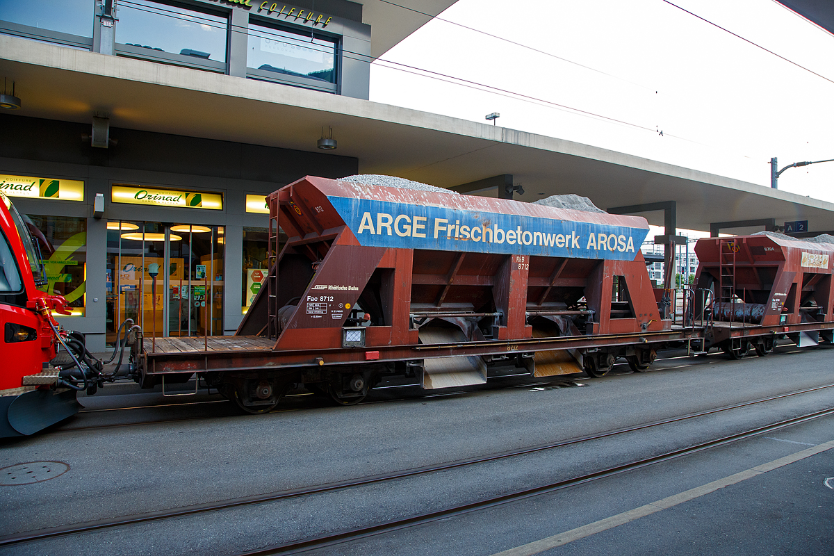 Vierachsiger Schmalspur Drehgestell-Schotterwagen (Schwerkraftentladewagen) Fac  8712 (der Serie 8701 – 8712), eingereiht in einen RhB PmG (Personenzug mit G�terbef�rderung) nach Arosa, gef�hrt von dem ALLEGRA-Zweispannungstriebzug RhB ABe 8/12 -3507 „Benedetg Fontana“ am 07.09.2021 am Bahnhofvorplatz in Chur.

Diese Wagen wurden 1968 und 1971 von der Firma Josef Meyer in Rheinfelden gebaut. Mit den Schwerkraftentladewagen transportiert die RhB problemlos Ihre Sch�ttg�ter wie Kies, Sand etc. auf der Schiene durch Graub�nden. Ein rascher Verlad und Entlad spart Zeit und Geld und mit 33 – 34 Tonnen Ladung ist es eine gewichtige Alternative zum Stra�entransport. Die Wagen haben je zwei Entladungs�ffnungen l�ngsseits, die Auslaufmenge ist dosierbar.

TECHNISCHE DATEN:
Spurweite: 1.000 mm
L�nge �ber Puffer: 12.500 mm
Breite �ber Alles: 2.550 mm
H�he �ber SOK: 3.360 mm
Drehzapfenabstand: 7.000 mm 
Achsabstand im Drehgestell: 1.400 mm
Laufraddurchmesser: 750 mm (neu)
Breite der Entlade�ffnungen: 2 x 1.232 mm
Eigengewicht: 14.100 kg
Ladegewicht: max. 34 t
Ladevolumen: 22 m�
Breite der Entlade�ffnungen: 2 x  1.232 mm
