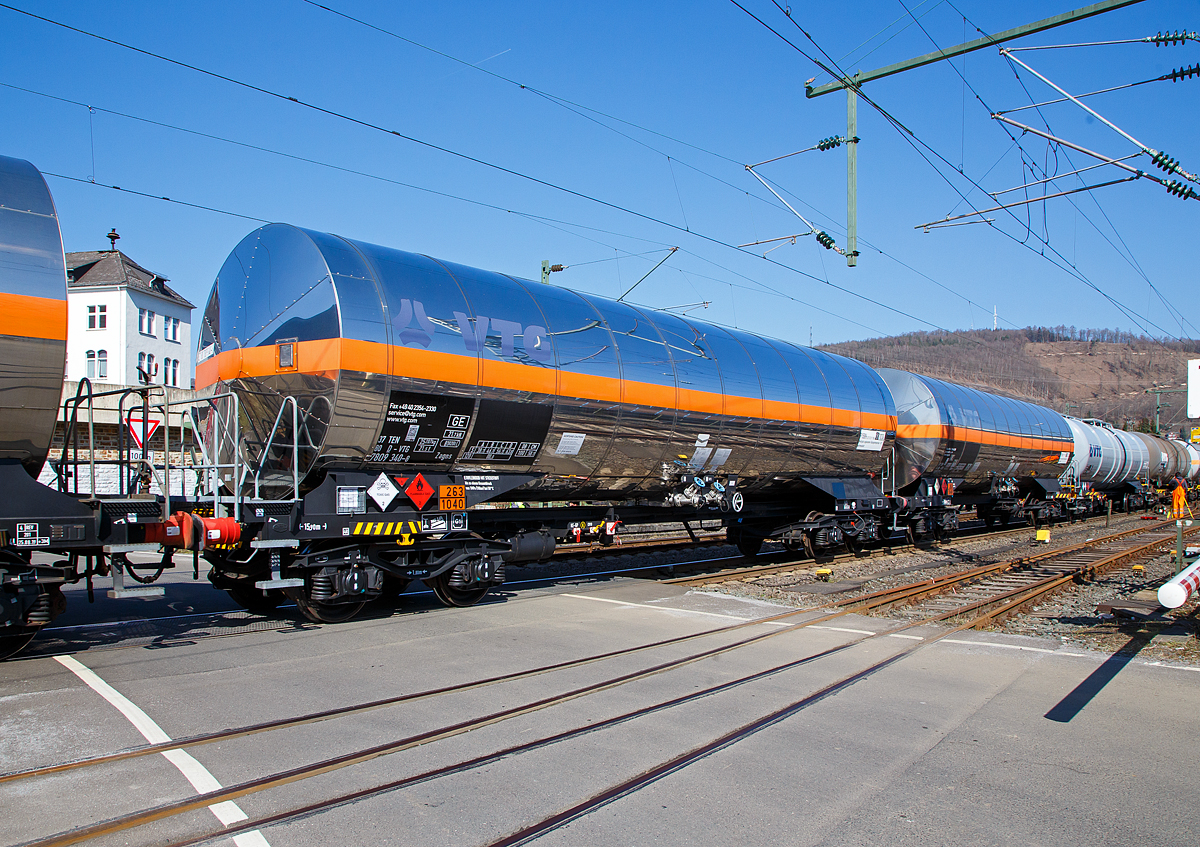 Vierachsiger wärmeisolierter Drehgestell-Druckgaskesselwagen für Ethylenoxid, 37 80 7809 340-8 D-VTG, der Gattung Zagns der VTG AG, Hamburg (VTG-Wagen-Typ G66.081D), im Zugverbund am 24.03.2021 bei der Zugdurchfahrt in Niederschelden (Sieg), hier passiert er gerade den Bü 343 (Km 112,183 der Siegstrecke KBS 460).

Ladegut laut Gefahrgutnummer 263/1040 und Anschrift ist Ethylenoxid mit Stickstoff.

TECHNISCHE DATEN (gem. Anschriften) :
Spurweite: 1.435 mm
Achsanzahl: 4 (in 2 Drehgestelle)
Länge über Puffer : 15.900 mm
Drehzapfenabstand: 10.860 mm
Achsabstand im Drehgestell: 1.800 mm
Höchstgeschwindigkeit: 100 km/h (beladen) / 120 km/h (leer)
Kleinster befahrbarer Gleisbogen: R 35 m
Eigengewicht: 25.207 kg
Nutzlast: 63,8 t (ab Streckenklasse D)
Gesamtvolumen: 81.820 Liter
Bremse: KE-GP
Bremssohle: Cosid 810
Tankcode:  P15BH  mit Sondervorschriften TE 22 und TE 25 (Überpufferungsschutz durchTankschutzschild)
P =Tank für verflüssigte oder unter Druck gelöste Gase
15= Mindestberechnungsdruck 15 bar
B = Tank mit Bodenöffnungen mit 3 Verschlüssen für das Befüllen oder Entleeren 
H = luftdicht verschlossener Tank
Betriebsdruck: max. 10,0 bar
Tankwerkstoff: Edelstahl (1.4318)
Wärmeisolierung: Mineralwollfilz, 100 mm, Isolierabdeckung Edelstahl
Intern. Verwendungsfähigkeit: TEN - GE
