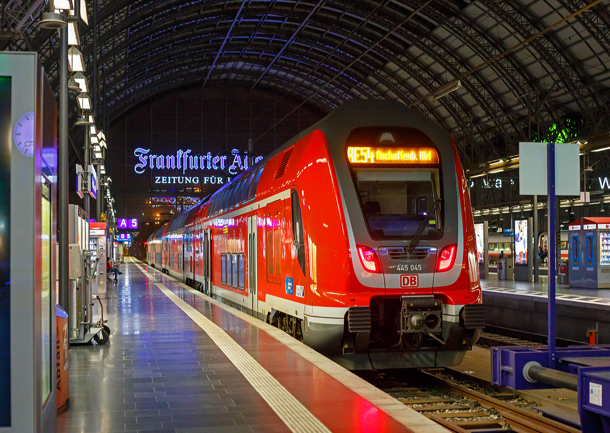 
Vierteilige Bombardier TWINDEXX-Einheit, mit dem Triebwagen 445 045 (91 80 0445 045-1 D-DB) der DB Regio Bayern am Ende, steht am sehr frühen Morgen des 01.11.2019 (0:39 Uhr) im Hbf Frankfurt am Main, als RE 54 „Main-Spessart- Express“, (Frankfurt am Main Hbf - Aschaffenburg Hbf), zur Abfahrt bereit.