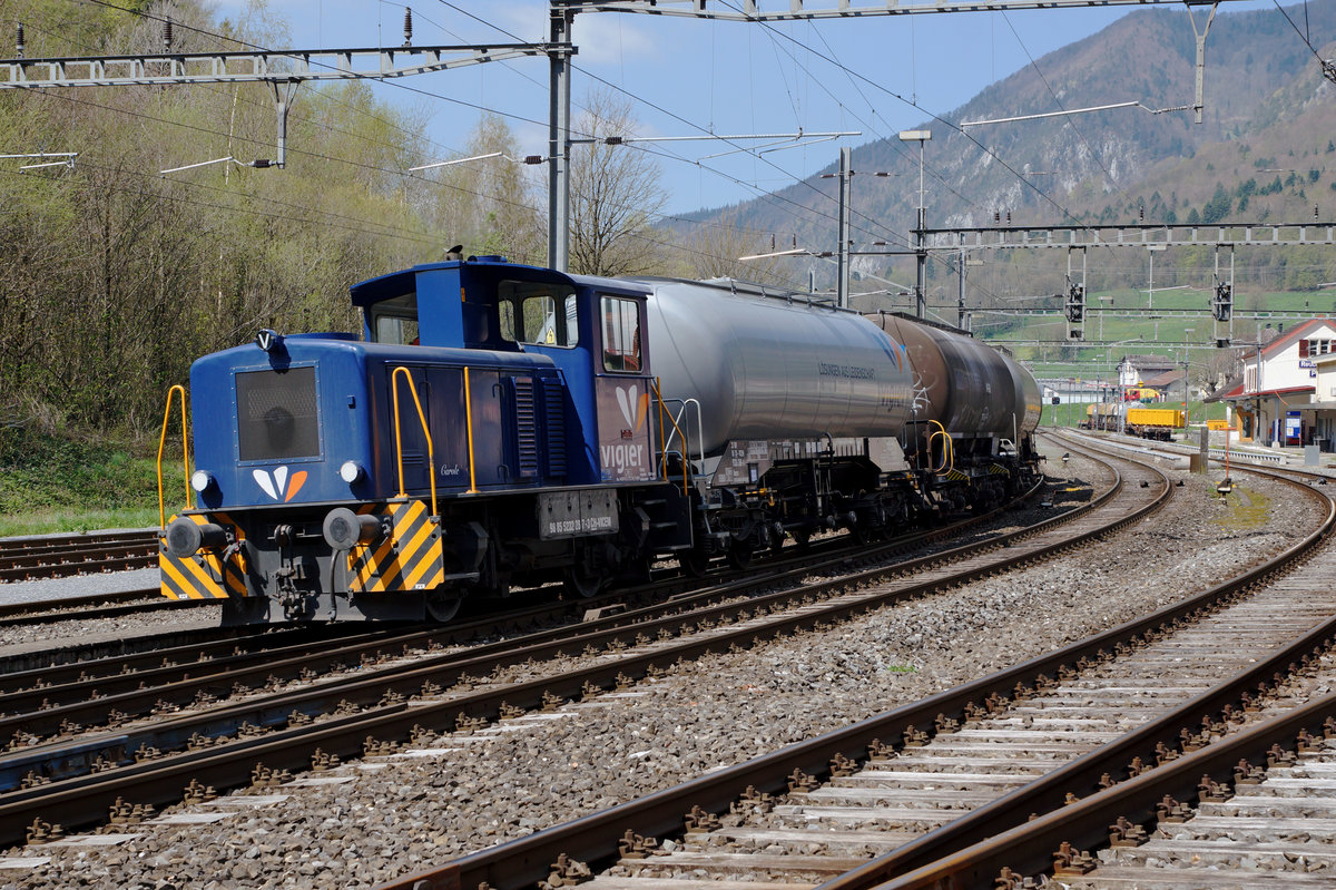 VIGIER CEMENT: Die firmeneigene CAROLE 98 85 5232 28 7-3 CH-VICEM von VIGIER CEMENT anl�sslich einer Rangierfahrt mit Cementwagen vom 19. April 2016 in Reuchenette-P�ry. 
Foto: Walter Ruetsch 