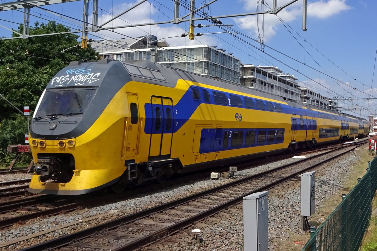 VIRM 9562 treft von die Waalbrücke kommend, am 5 Juli 2019 in Nijmegen ein. 