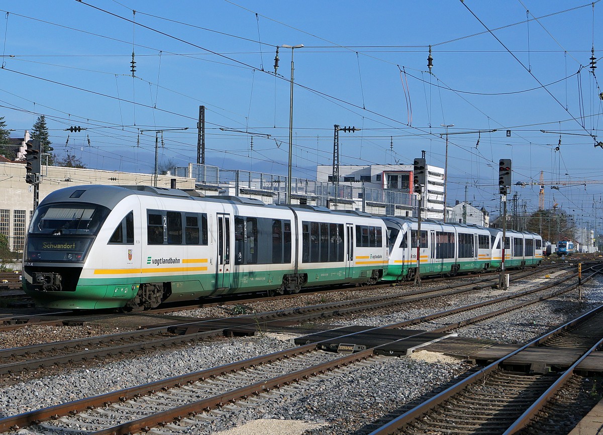 VOGTLANDBAHN/TRILEX: Bis zum Fahrplanwechsel 2014 wurden die gr�nen Dieseltriebz�ge der BR 642 von VOGTLANDBAHN auf TRILEX umbenannt. Auch werden sie nicht mehr ab Regensburg eingesetzt, wo sie am 21. November 2014 noch mit den verschiedenen Anschriften verewigt werden konnten.
Foto: Walter Ruetsch 