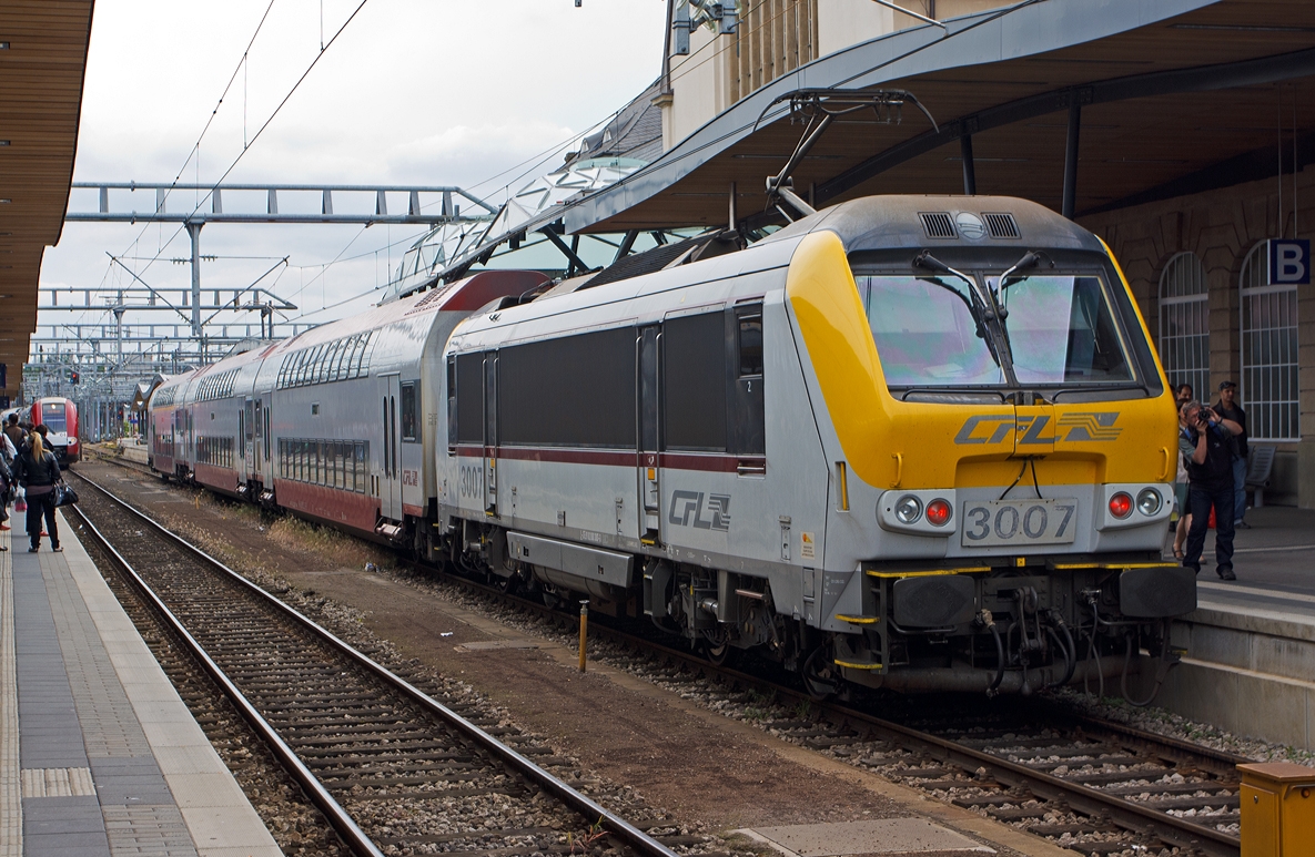 Voil� noch Resultat...;-)

Die CFL 3007 mit einem Dotsto-Zug am 14.06.2013 im Bahnhof Luxembourg, rechts davon ein bekannter Fotograf bei der Arbeit.