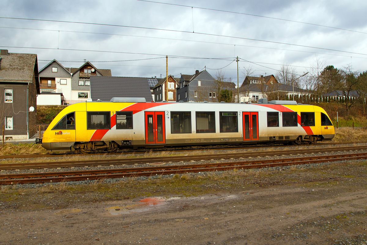 
Volle Breitseite....
Der VT 203 der HLB (95 80 0640 103-7 D-VCT), ein Alstom Coradia LINT 27 ehemals der vectus Verkehrgesellschaft mbH dessen NVR-Nummer er noch trägt, fährt am 10.01.2015 als RB 95   Sieg-Dill-Bahn   (Dillenburg - Siegen - Au/Sieg) und erreicht gleich den Hp Brachbach.