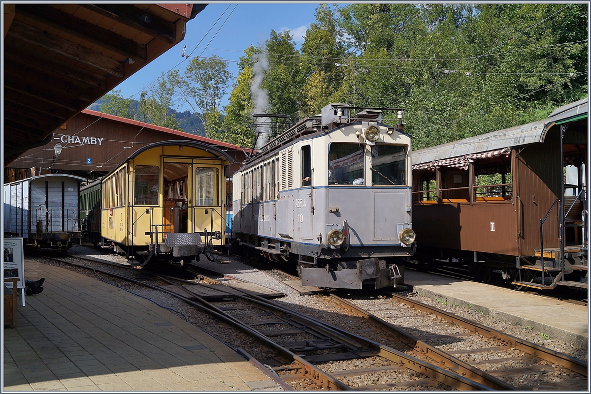 Voller Bahnhhof in Chaulin, und mitten drin der LLB ABFe 2/4 N� 10.
19. August 2018