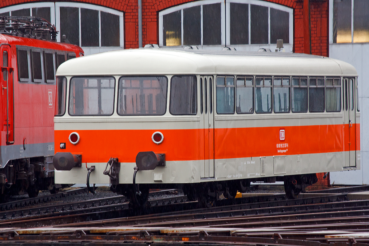 
Vom Bahnsteig des Hbf Siegen konnte ich am 13.12.2014 den vor dem Ringlokschuppen abgestellten ehemaligen DB Besichtigungswagen 395  (60 80 99 23 357-9) ablichten.

Das Fahrzeug wurde 1955 von dem Orion-Werk in Eschwege gebaut und als VB 98 115 an die Deutsche Bundesbahn geliefert. In Jahr 1968 erfolgte die Umzeichnung in DB 998 115-0, diese Bezeichnung trug es bis zur Ausmusterung am29.07.1982. 

Im Jahr 1983 erfolgte der Umbau zum Bahnhofswagen (Tagungswagen) Düsseldorf 65175, später wurde er zu 60 80 99 23 357-9 / Besichtigungswagen 395 (Neubauamt Düsseldorf S-Bahn Tagungs- und Bereisungswagen) bis er 1999 ausgemustert und an EAKJ, Eisenbahn-Amateurklub Jülich verkauft wurde.