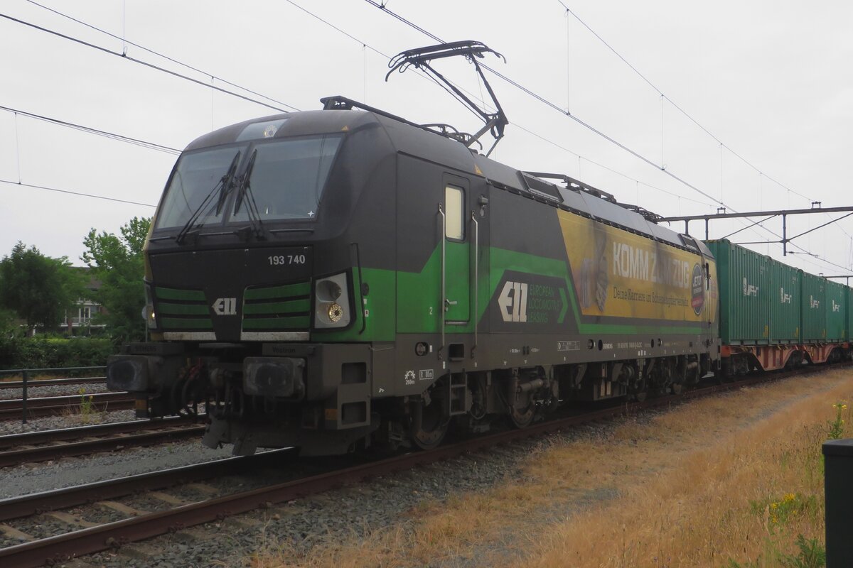 Vom hinter den Gitter: am 22 Juni 2023 treft LTE 193 740  KOMMT ZUM ZUG  mit der Erant-Containerzug in Oss ein. Die Buchstabierung auf die Container sieht aus wie 'EPATH' aber das ist die Cyrillische Schreibweise f�r Erant -der Containerzug kommt mit Getreide aus Ukraine. 